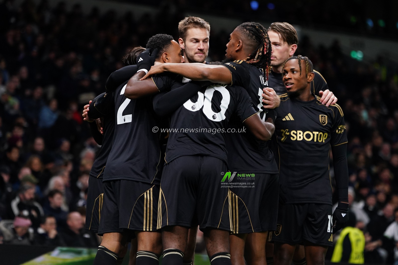 Fulham players celebrate 0-1 lead during the Premier League match Tottenham Hotspur vs Fulham at Tottenham Hotspur Stadium, London, United Kingdom, 29th November 2025

(Photo by Harvey Murphy/News Images)

*** GER AUT SUI OUT ***