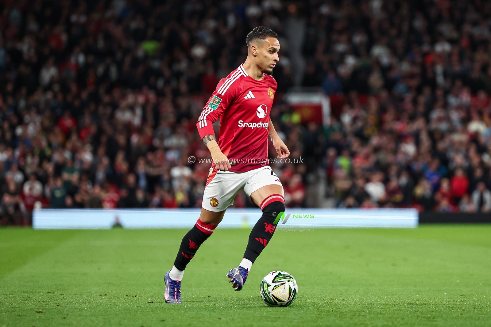 Antony of Manchester United makes a break with the ball  during the Carabao Cup 3rd Round match Manchester United vs Barnsley at Old Trafford, Manchester, United Kingdom, 17th September 2024

(Photo by Mark Cosgrove/News Images)