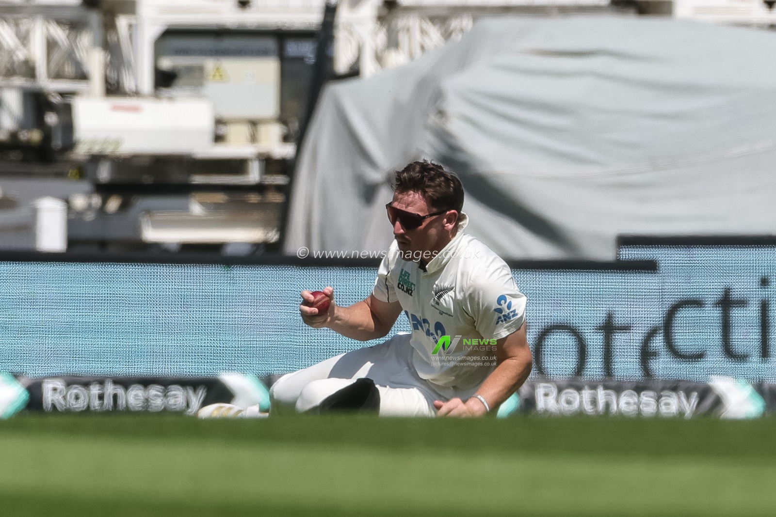 Nathan Smith of New Zealand catches out Josh Tongue of England during the 2nd Rothesay Test Match Day 3 match England vs New Zealand at The Kia Oval, London, United Kingdom on 19 June 2026

(Photo by Mark Cosgrove/News Images)
