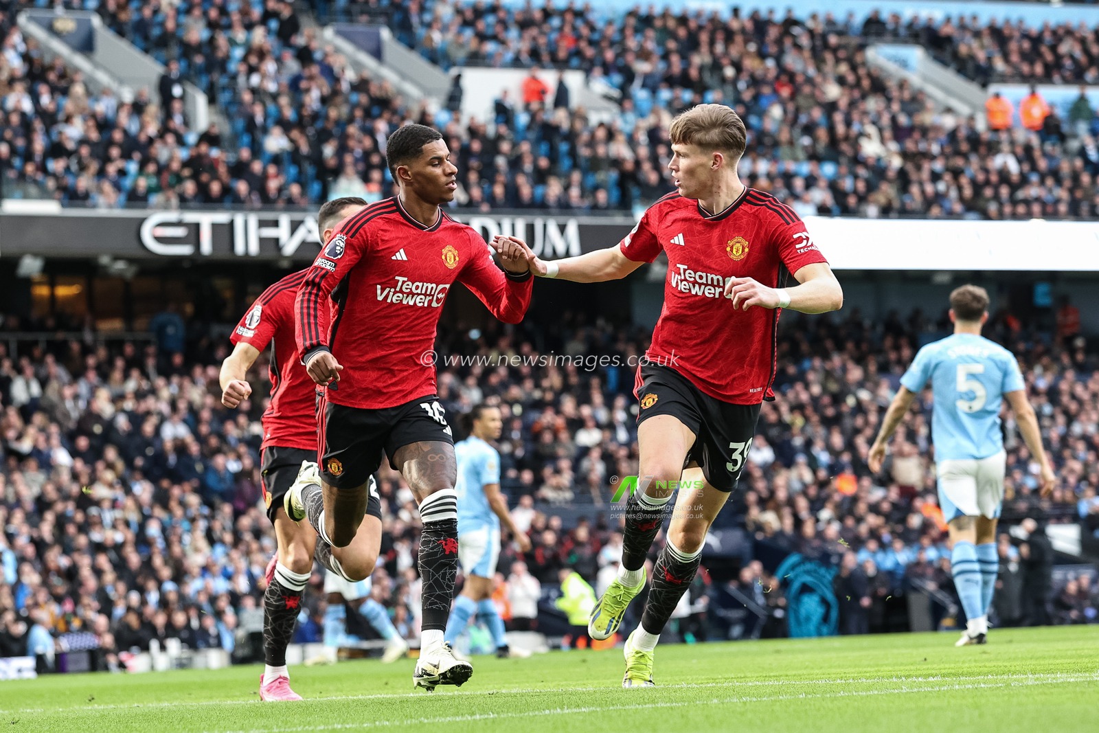 Marcus Rashford of Manchester United celebrates his goal to make it 0-1 during the Premier League match Manchester City vs Manchester United at Etihad Stadium, Manchester, United Kingdom, 3rd March 2024

(Photo by Mark Cosgrove/News Images)