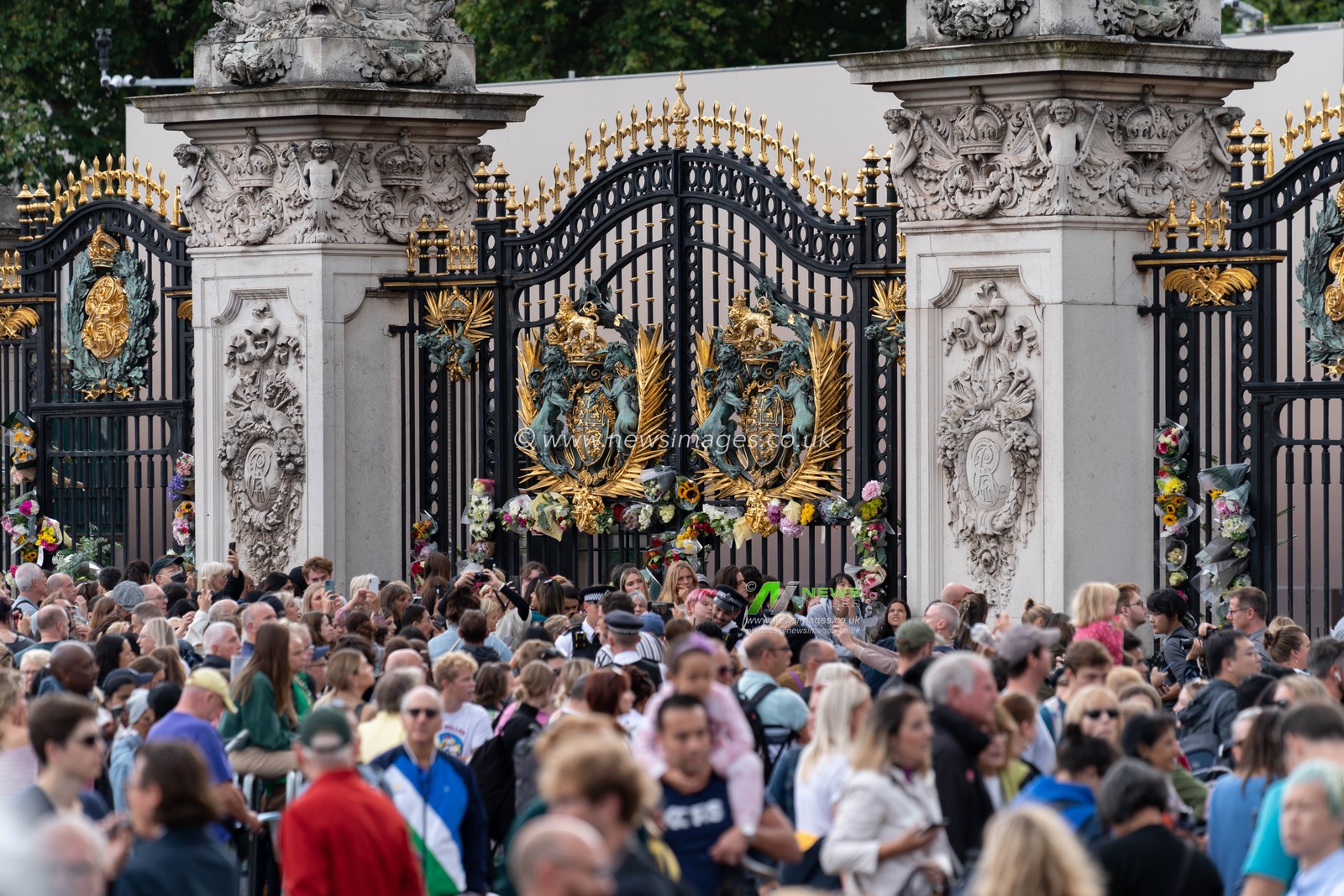 Crowds of people pay their respects after the passing of Her Majesty The Queen at Buckingham Palace, London, United Kingdom, 9th September 2022

(Photo by Richard Washbrooke/News Images)