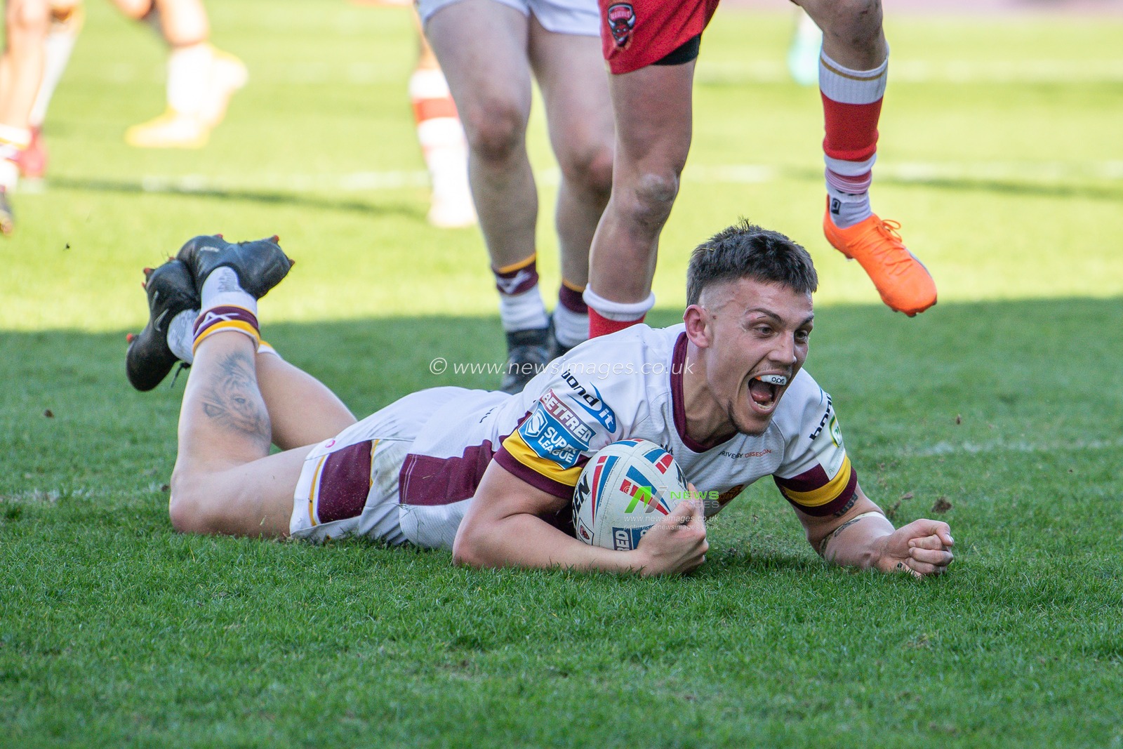 Owen Trout #17 of Huddersfield Giants goes over for a try during the Betfred Super League Round 7 match Salford Red Devils vs Huddersfield Giants at AJ Bell Stadium, Eccles, United Kingdom, 2nd April 2023

(Photo by Craig Thomas/News Images)