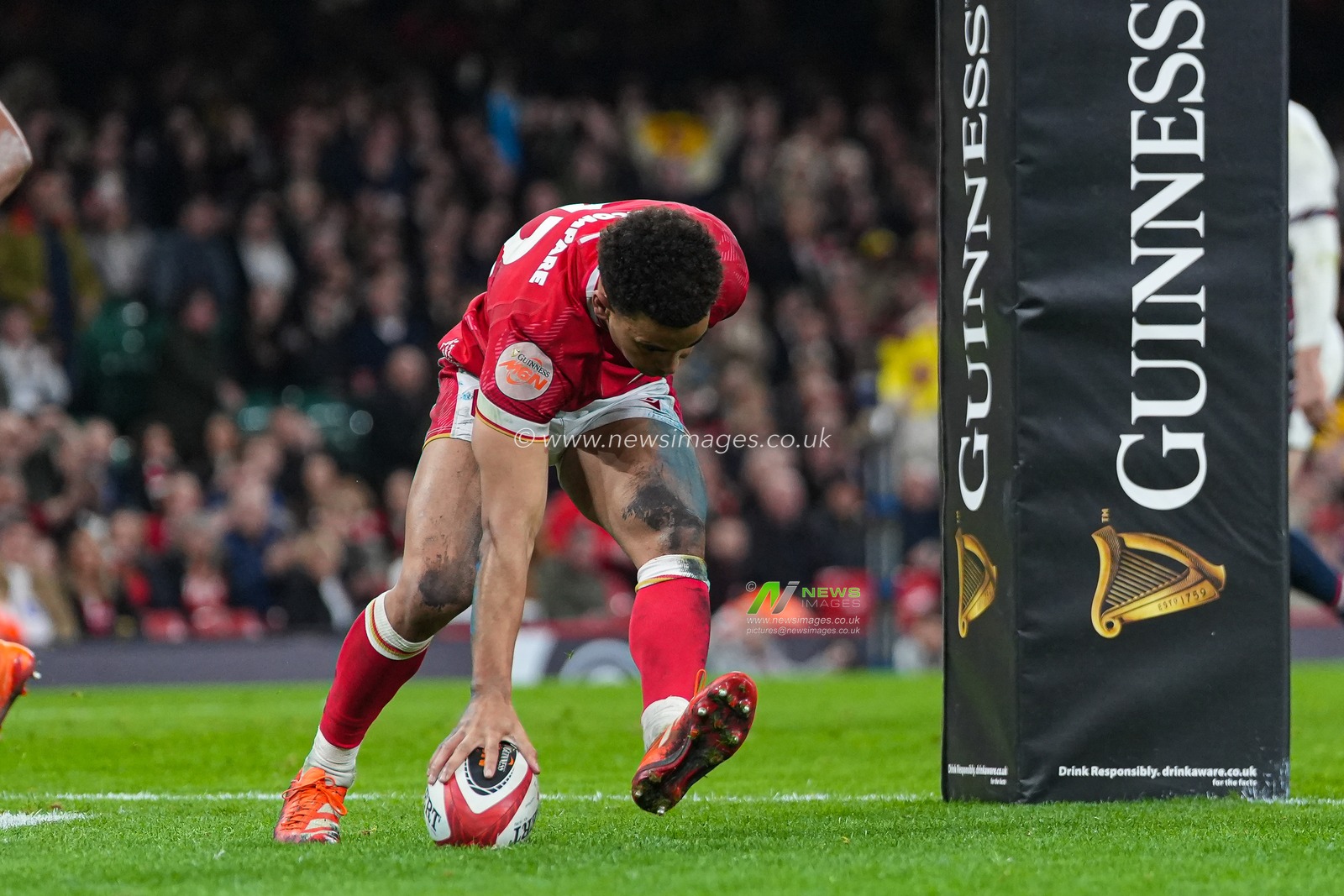 Ben Thomas of Wales scores his teams second try during the 2025 Guinness 6 Nations match Wales vs England at Principality Stadium, Cardiff, United Kingdom, 15th March 2025

(Photo by Andrew Lewis/News Images)
