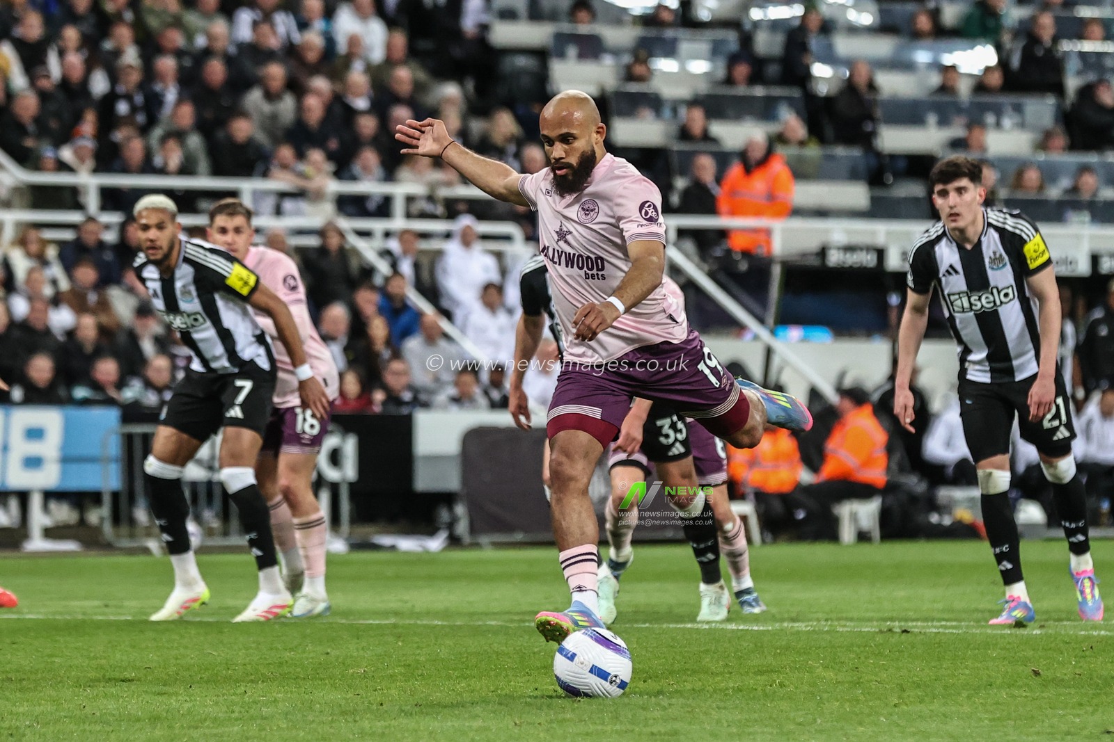 Odisseas Vlachodimos of Newcastle United scores a penalty to make it 1-1 during the Premier League match Newcastle United vs Brentford at St. James's Park, Newcastle, United Kingdom, 2nd April 2025

(Photo by Alfie Cosgrove/News Images)