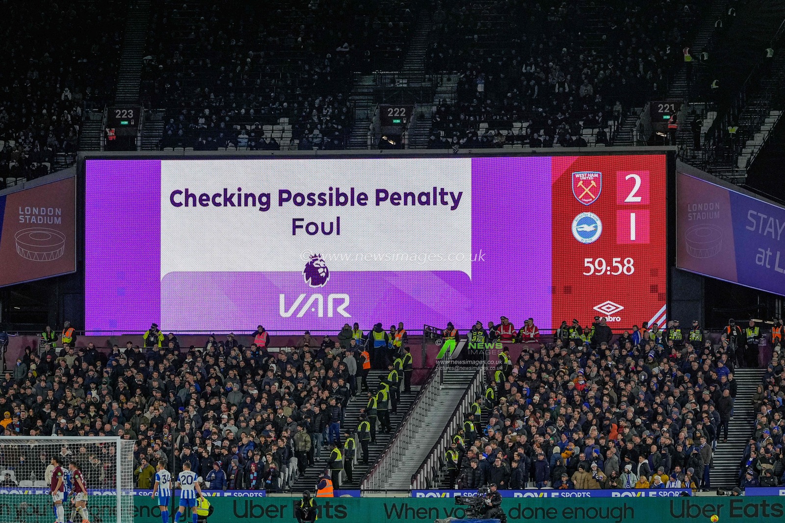 VAR checks for a penalty for Brighton during the Premier League match West Ham United vs Brighton and Hove Albion at London Stadium, London, United Kingdom, 30th December 2025

(Photo by Maynard Manyowa/News Images)

*** GER AUT SUI OUT ***