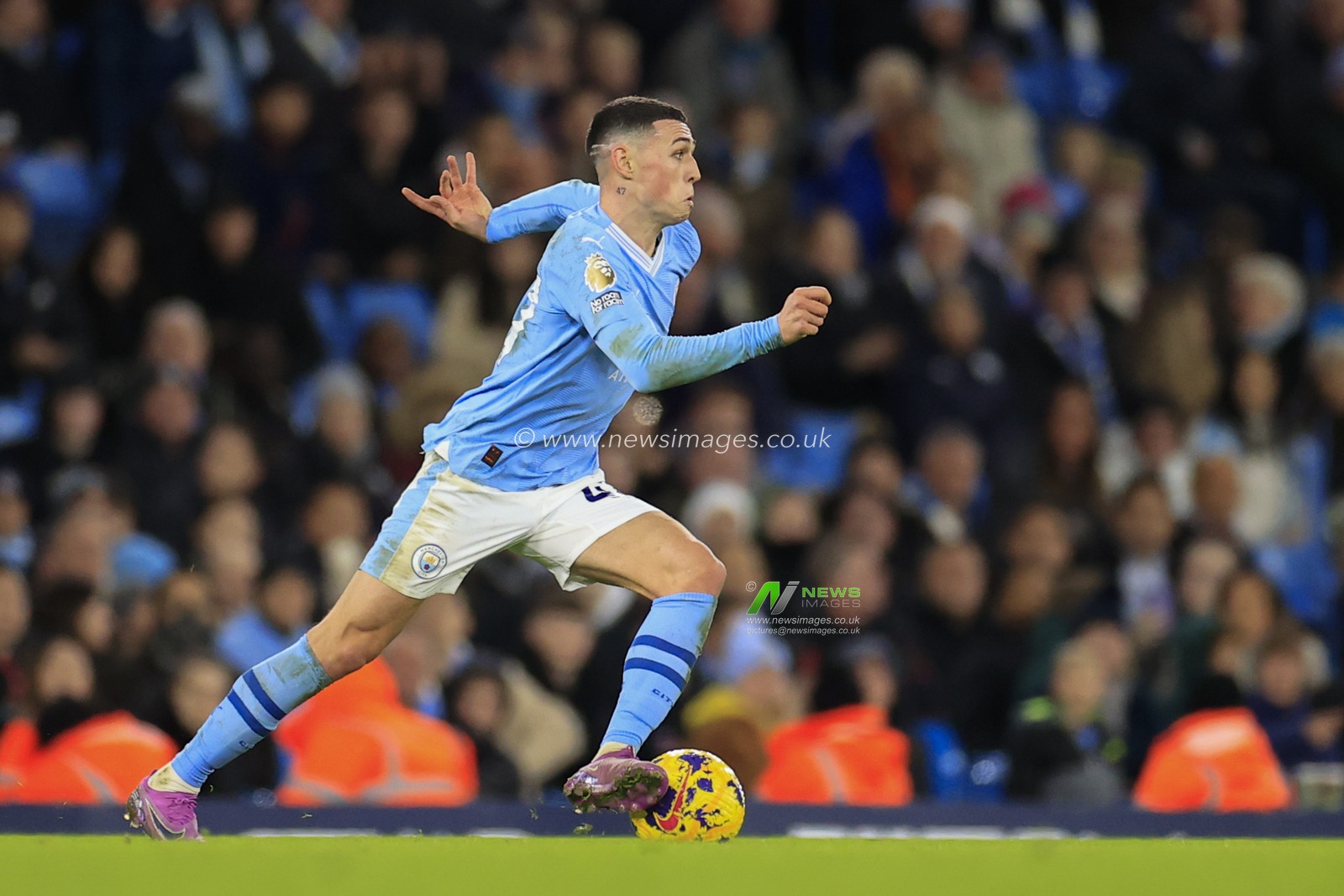 Phil Foden #47 of Manchester City  runs with the ball during the Premier League match Manchester City vs Crystal Palace at Etihad Stadium, Manchester, United Kingdom, 16th December 2023

(Photo by Conor Molloy/News Images)