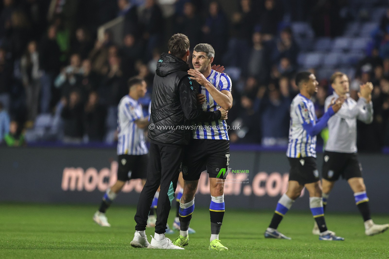 Danny RÃ¶hl manager of Sheffield Wednesday embraces Callum Paterson of Sheffield Wednesday after the game during the Sky Bet Championship match Sheffield Wednesday vs Norwich City at Hillsborough, Sheffield, United Kingdom, 5th November 2024

(Photo by Alfie Cosgrove/News Images)