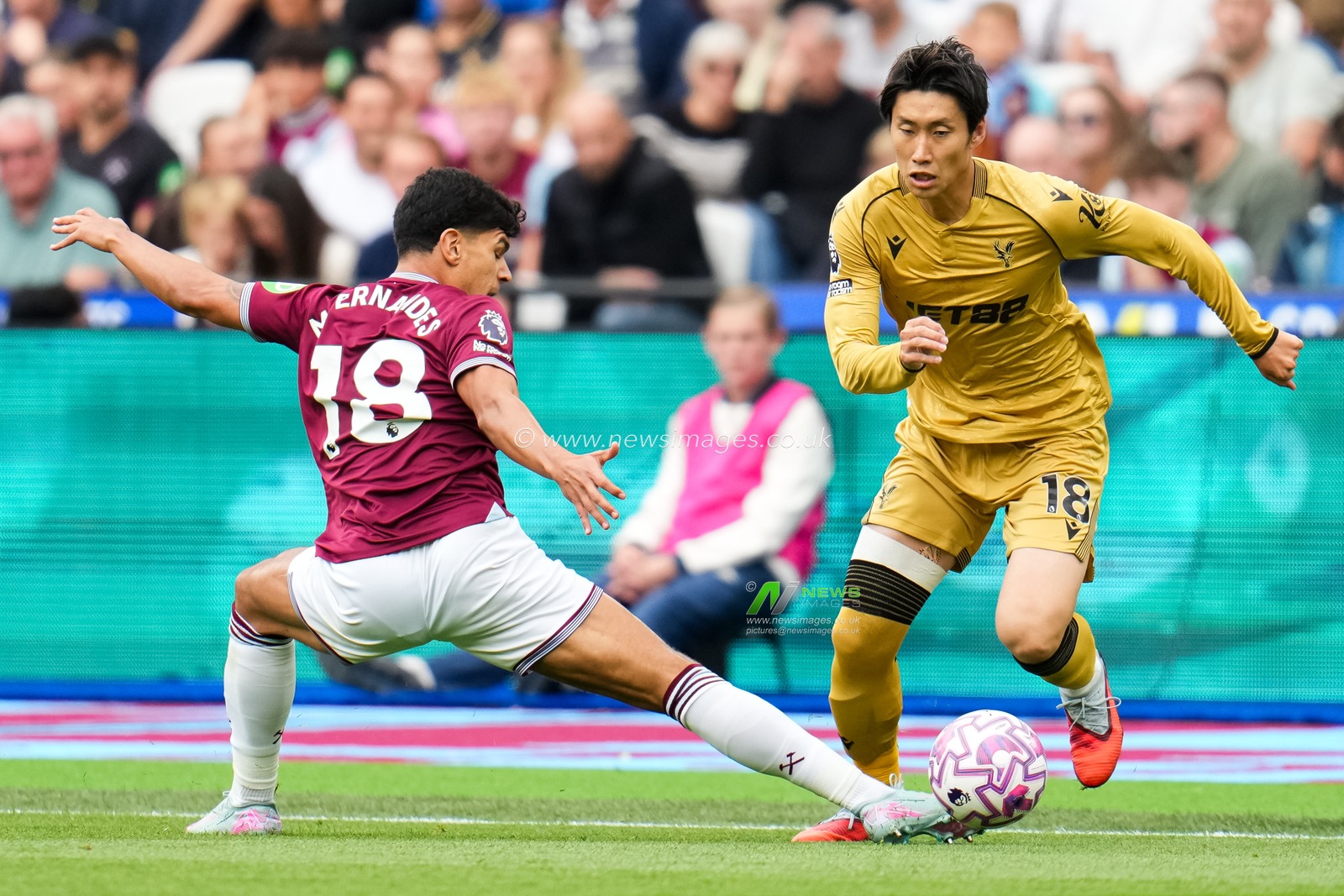 Daichi Kamada of Crystal Palace beats Mateus Fernandes of West Ham United in a challenge during the Premier League match West Ham United vs Crystal Palace at London Stadium, London, United Kingdom, 20th September 2025

(Photo by Harvey Murphy/News Images)