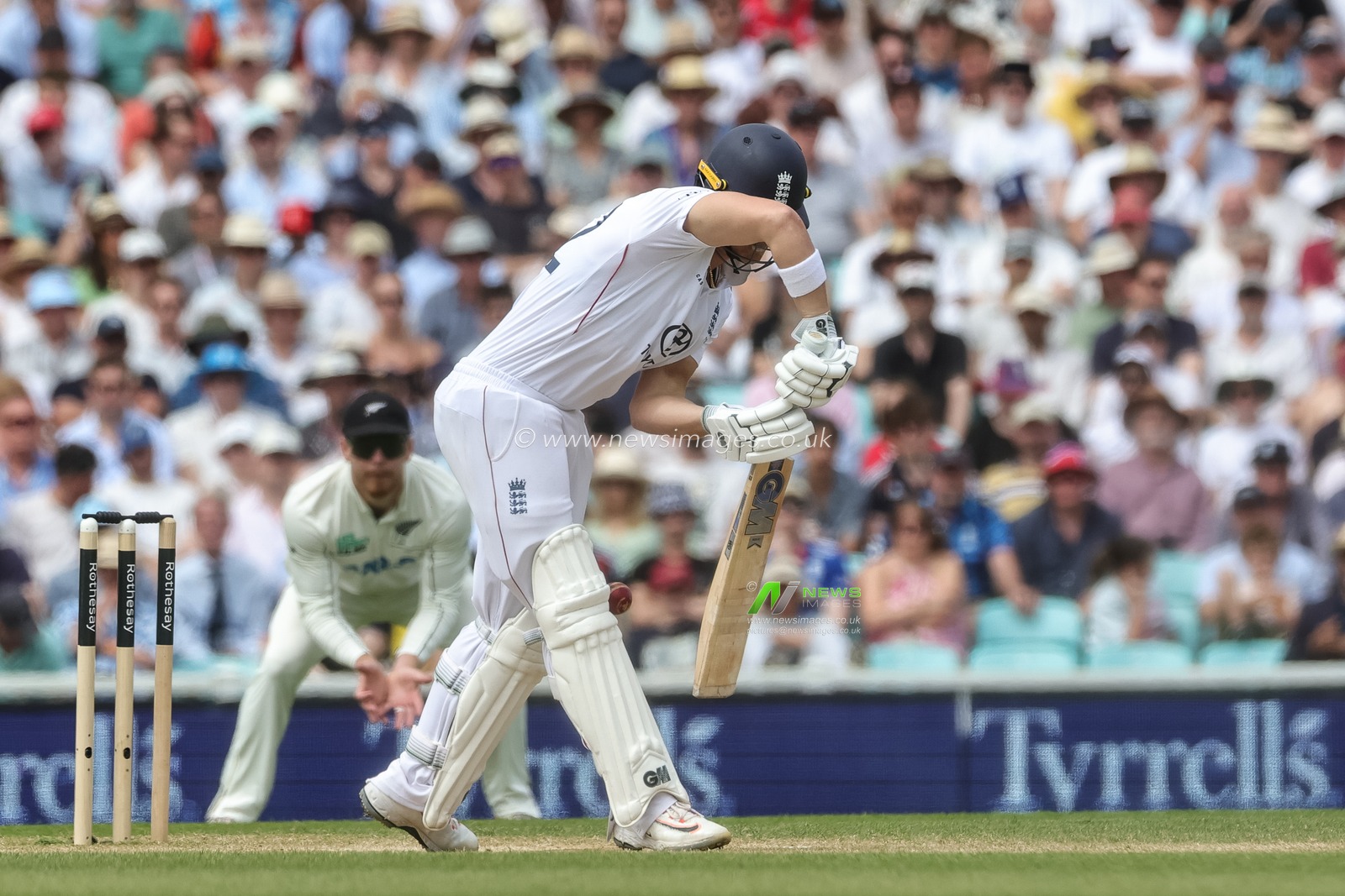 Jacob Bethell of England is bowled out by LBW by Kyle Jamieson of New Zealand during the 2nd Rothesay Test Match Day 4 match England vs New Zealand at The Kia Oval, London, United Kingdom on 20 June 2026

(Photo by Mark Cosgrove/News Images)