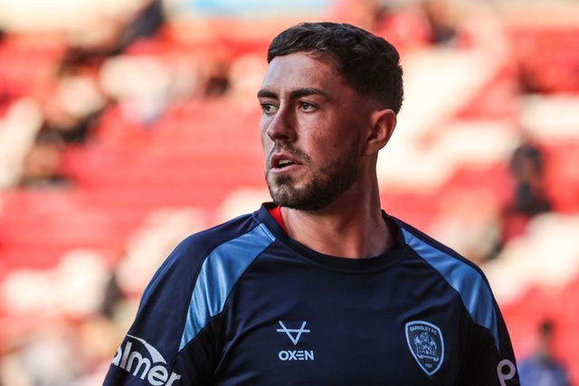 Corey O'Keeffe of Barnsley in the pregame warmup session during the Carabao Cup round 2 match Barnsley vs Crewe Alexandra at Oakwell, Barnsley, United Kingdom on 25 August 2026

(Photo by Alfie Cosgrove/News Images)