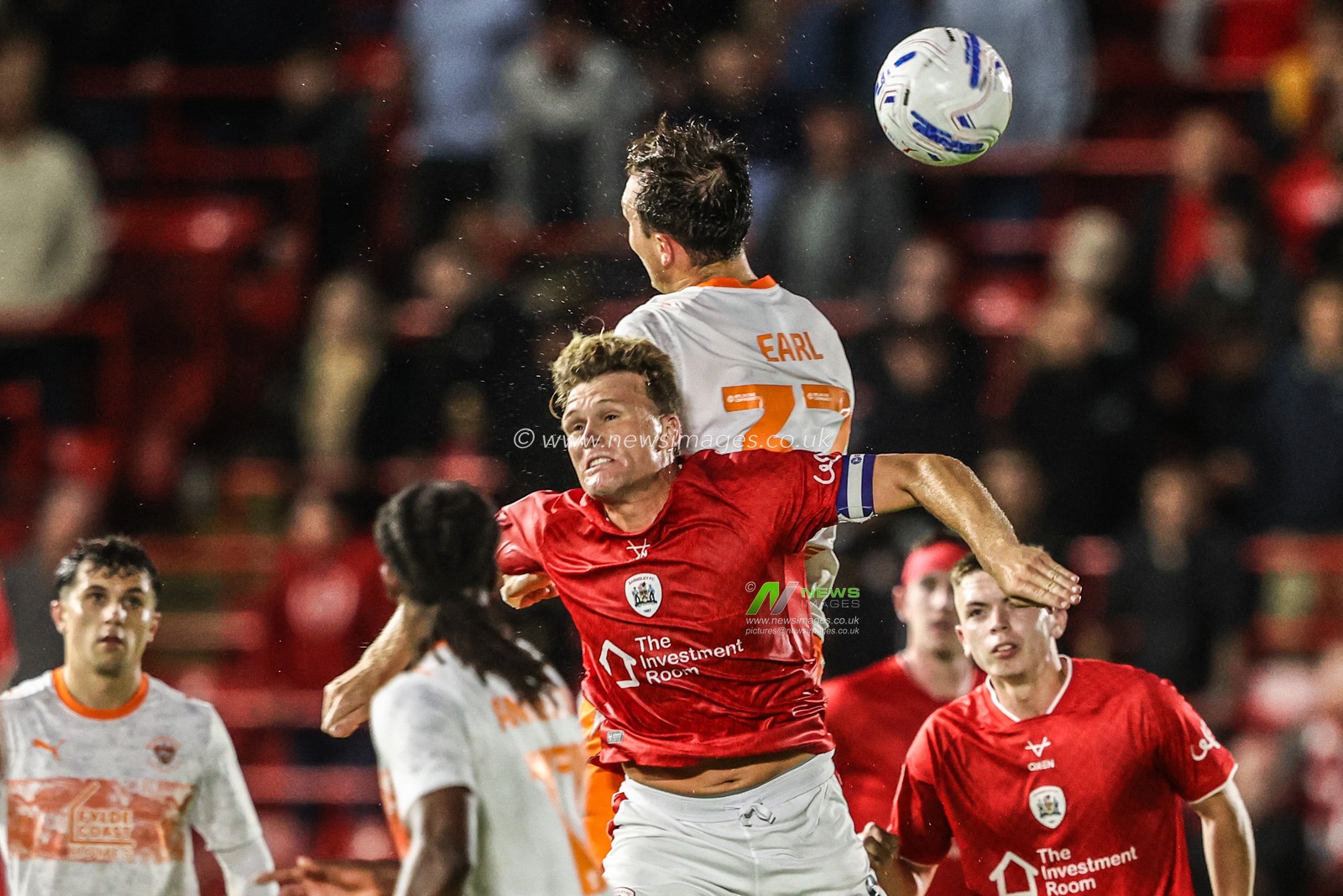 Cameron McGeehan of Barnsley battles with former teammate Josh Earl of Blackpool for the high ball during the Sky Bet League One match Barnsley vs Blackpool at Oakwell, Barnsley, United Kingdom on 02 September 2026

(Photo by Alfie Cosgrove/News Images)