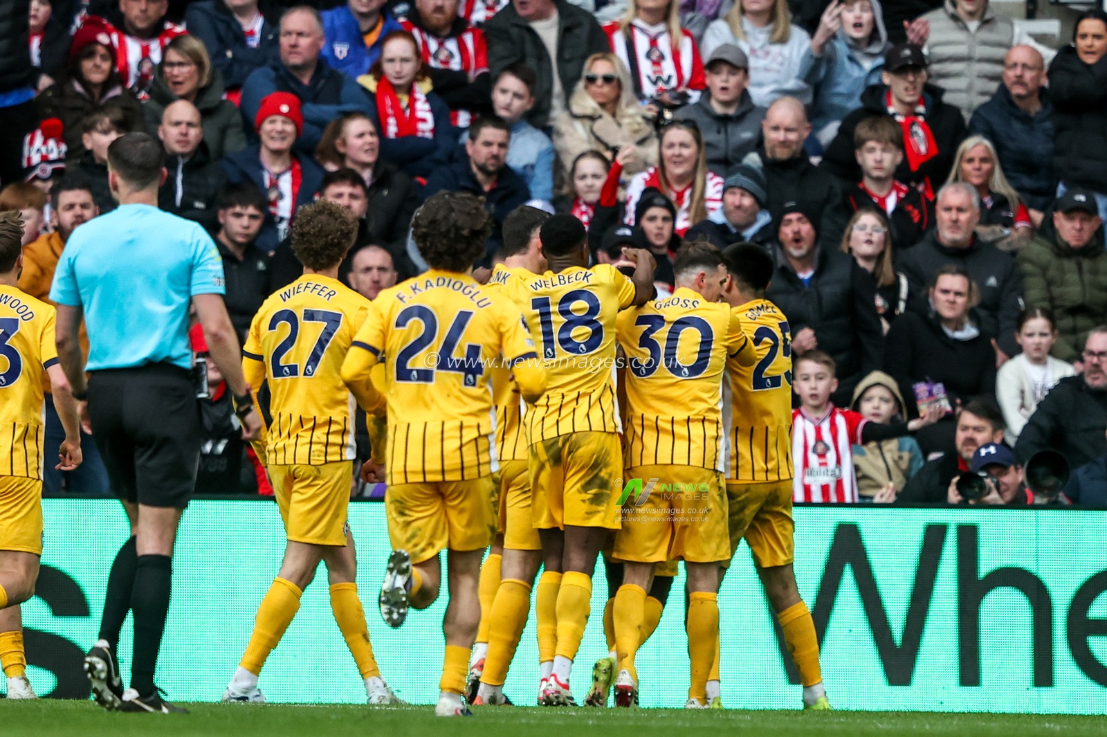 Yankuba Minteh of Brighton & Hove Albion celebrates his goal to make it 0-1 during the Premier League match Sunderland vs Brighton & Hove Albion at Stadium Of Light, Sunderland, United Kingdom on 14 March 2026

(Photo by Alfie Cosgrove/News Images)
