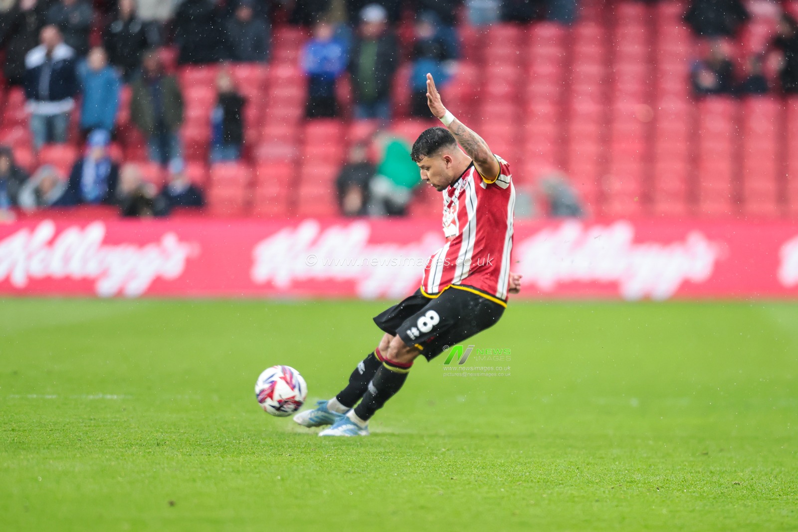 Gustavo Hamer of Sheffield United passes the ball  during the Sky Bet Championship match Sheffield United vs Cardiff City at Bramall Lane, Sheffield, United Kingdom, 18th April 2025

(Photo by Richard Bierton/News Images)