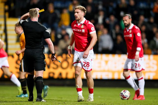 Referee Thomas Parsons shows Sam Smith of Wrexham AFC a yellow card during the Sky Bet League 1 match Cambridge United vs Wrexham at Abbey Stadium, Cambridge, United Kingdom, 1st April 2025

(Photo by Izzy Poles/News Images)