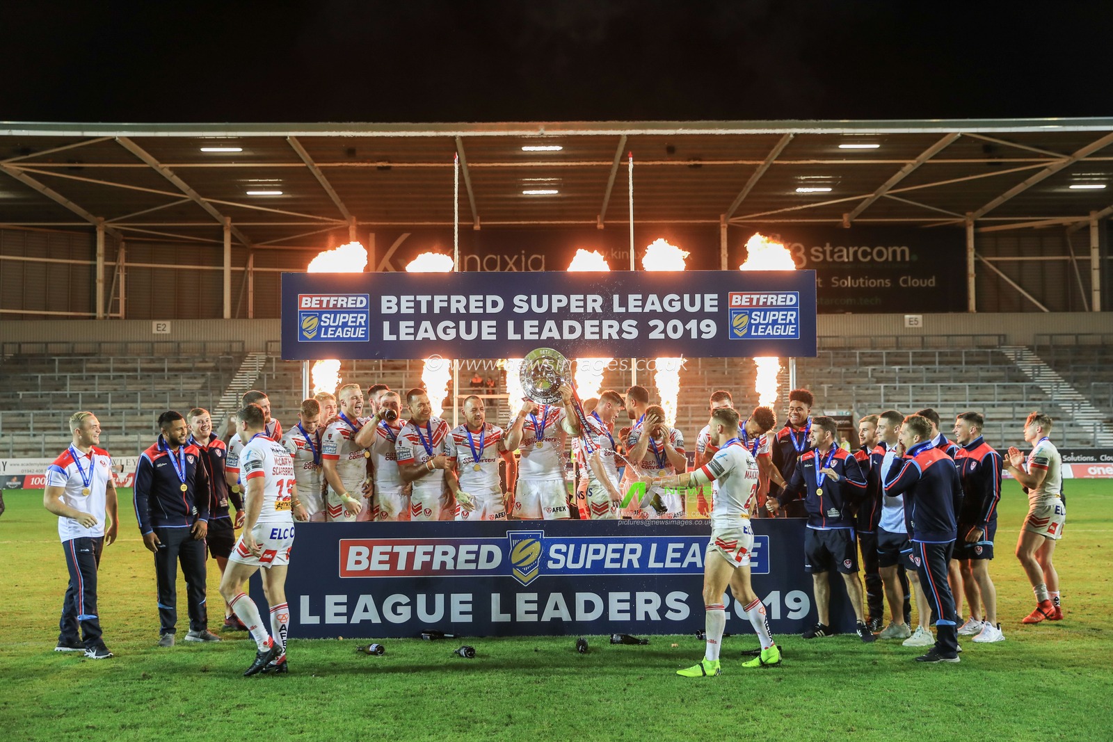 30th August 2019 , Totally Wicked Stadium, St Helens, England;  Betfred Super League Rugby, Round 27, St Helens vs Castleford Tigers ; St Helens lift the league leader trophy 

Credit: Mark Cosgrove/News Images