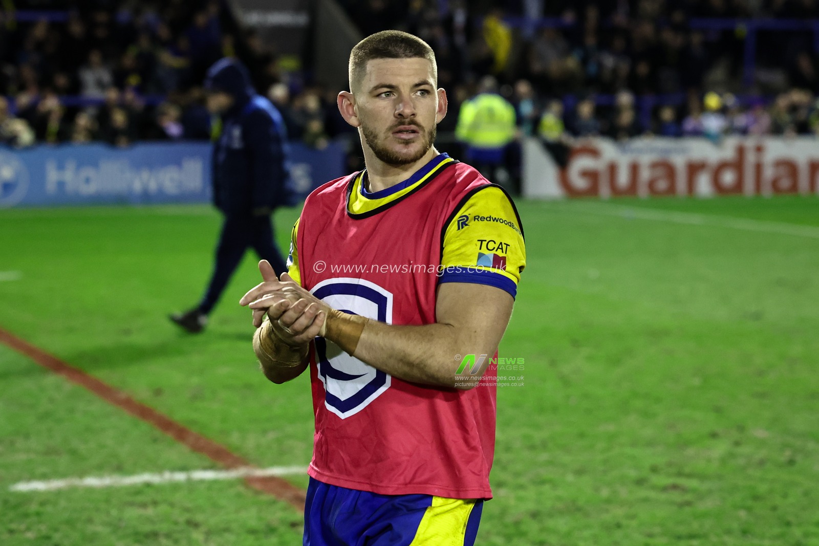 Danny Walker of Warrington Wolves applauds the fans during the Betfred Super League Round 2 match Warrington Wolves vs Catalans Dragons at Luke Littler Stadium, Warrington, United Kingdom, 21st February 2025

(Photo by Mark Cosgrove/News Images)