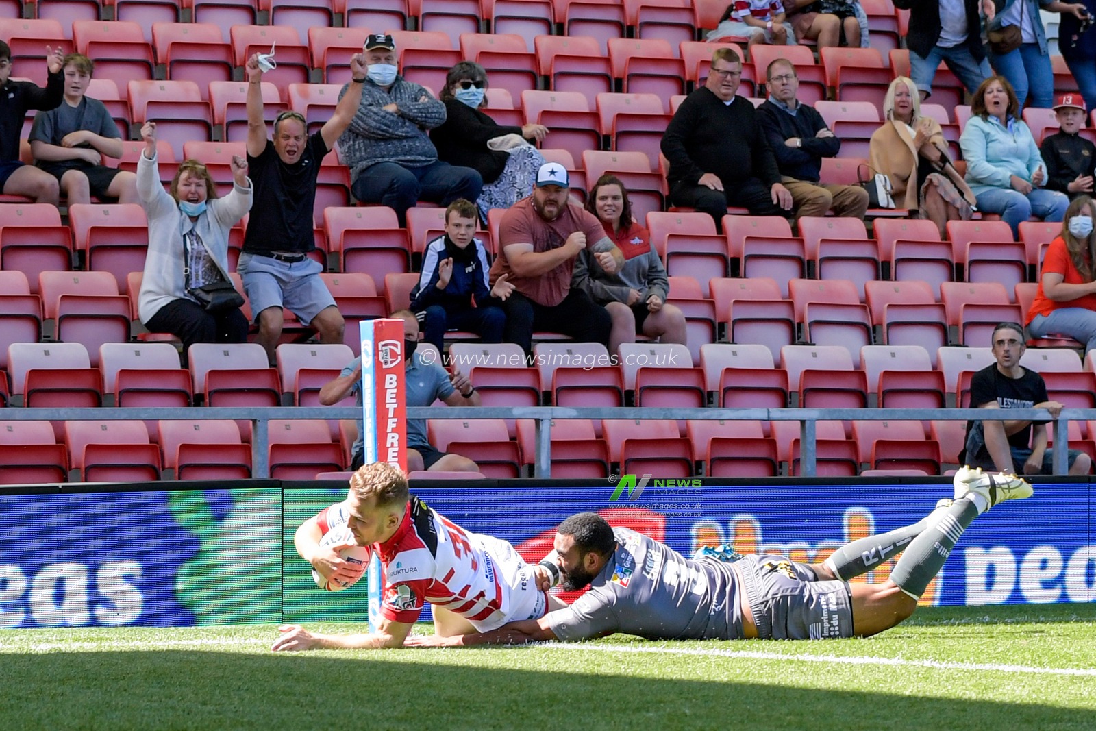 Ben Reynolds (30) of Leigh Centurions goes over for a try to make it 4-0