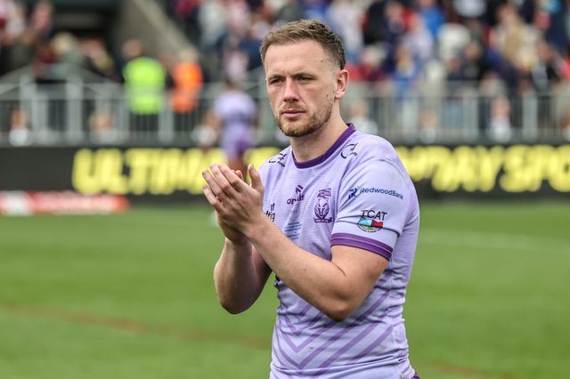 Ben Currie of Warrington Wolves applauds the fans after the game during the Betfred Super League Round 11 match Wakefield Trinity vs Warrington Wolves at DIY Kitchens Stadium, Wakefield, United Kingdom, 18th May 2025

(Photo by Alfie Cosgrove/News Images)