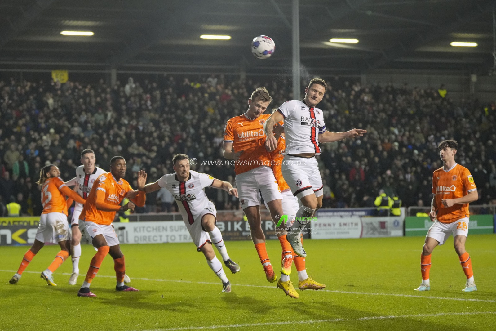 Billy Sharp #10 of Sheffield United heads over from a corner during the Sky Bet Championship match Blackpool vs Sheffield United at Bloomfield Road, Blackpool, United Kingdom, 29th December 2022

(Photo by Steve Flynn/News Images)