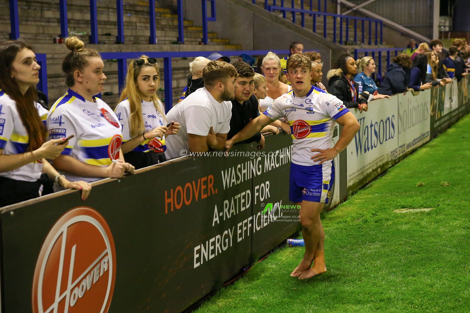 Leon Hayes #25 of Warrington Wolves with fans after the Betfred Super League Round 26 match Warrington Wolves vs St Helens at Halliwell Jones Stadium, Warrington, United Kingdom, 15th September 2023

(Photo by Gareth Evans/News Images)