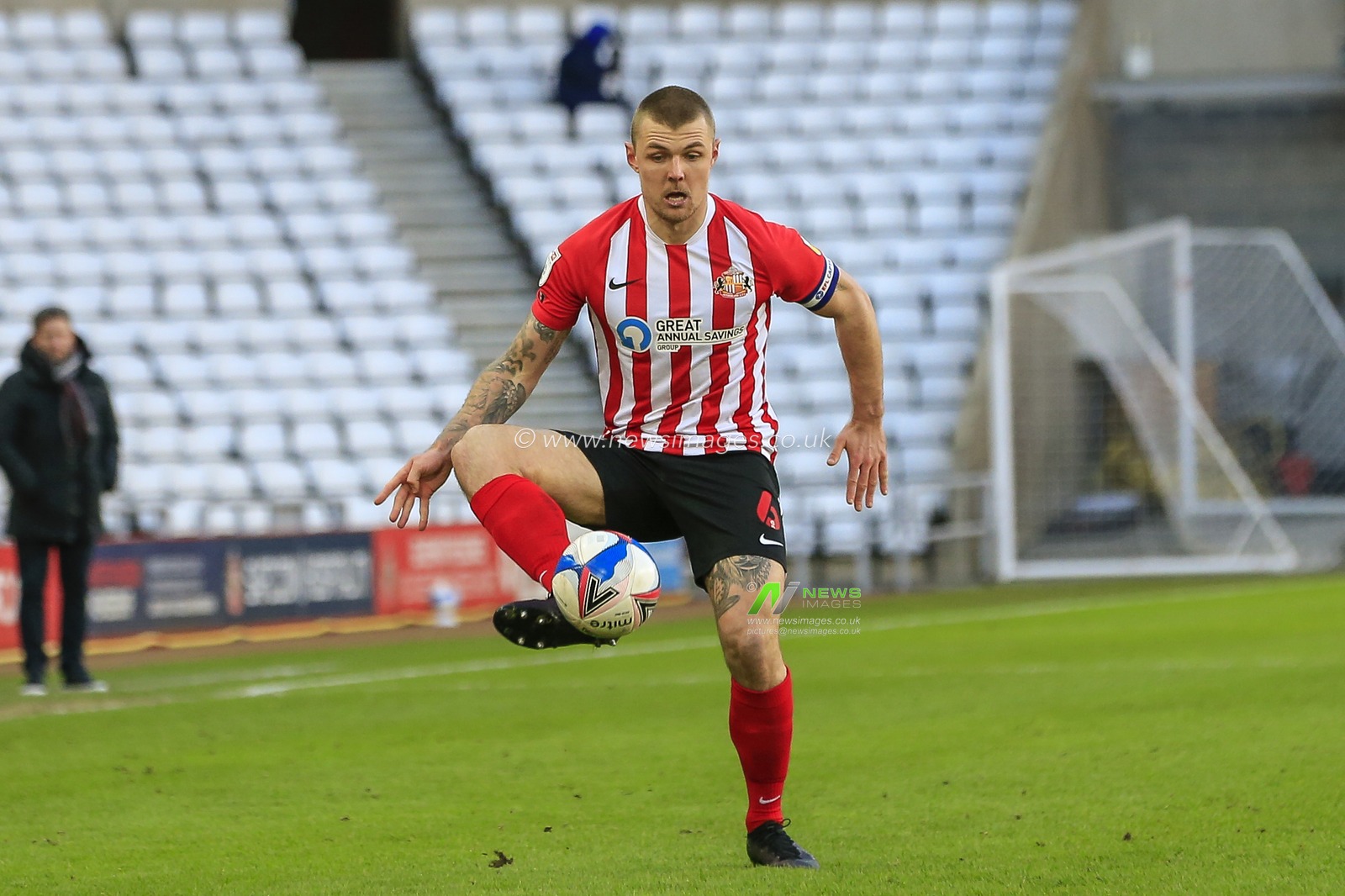 Max Power #6 of Sunderland in possession of the ball