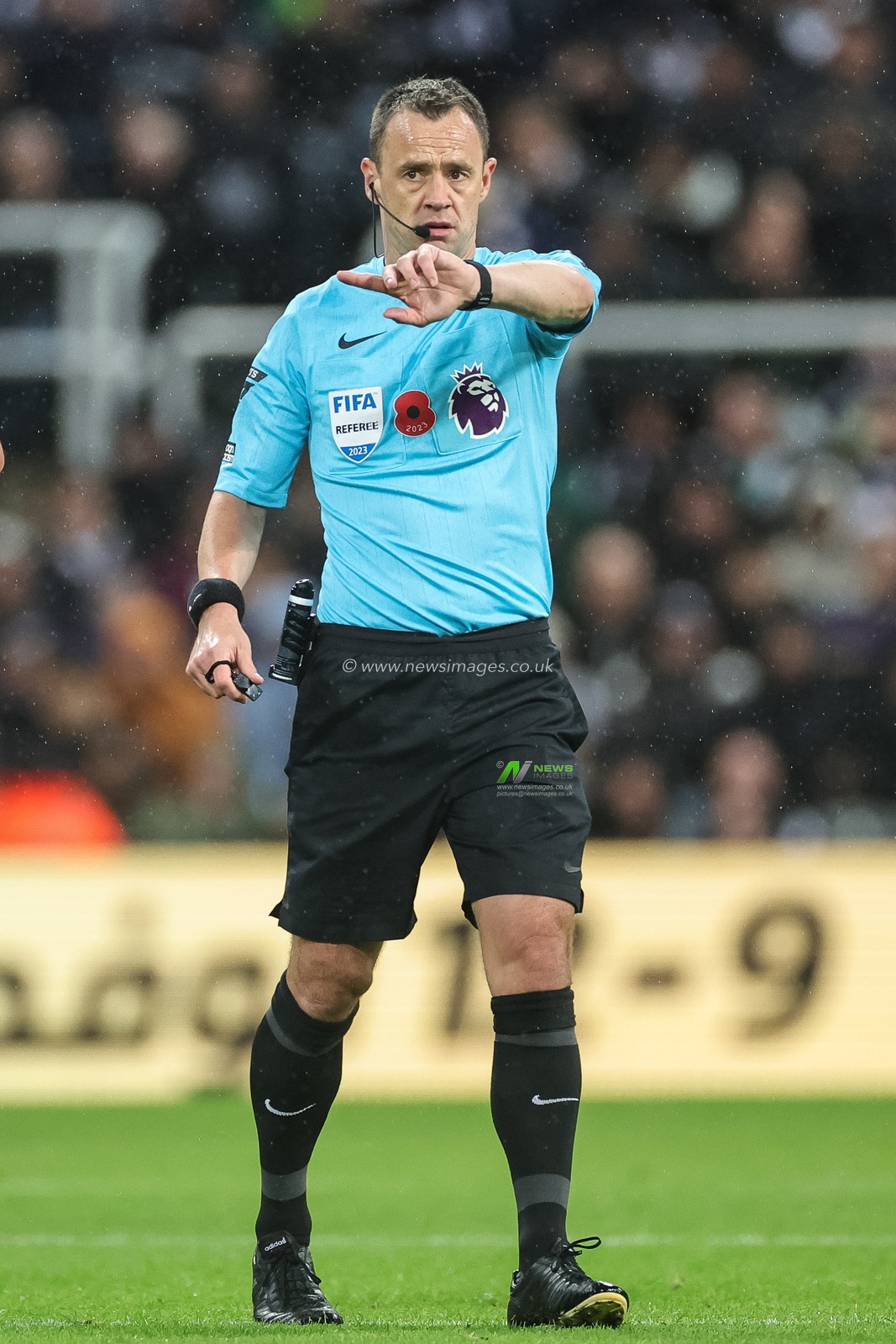 Referee Stuart Attwell  during the Premier League match Newcastle United vs Arsenal at St. James's Park, Newcastle, United Kingdom, 4th November 2023

(Photo by Mark Cosgrove/News Images)