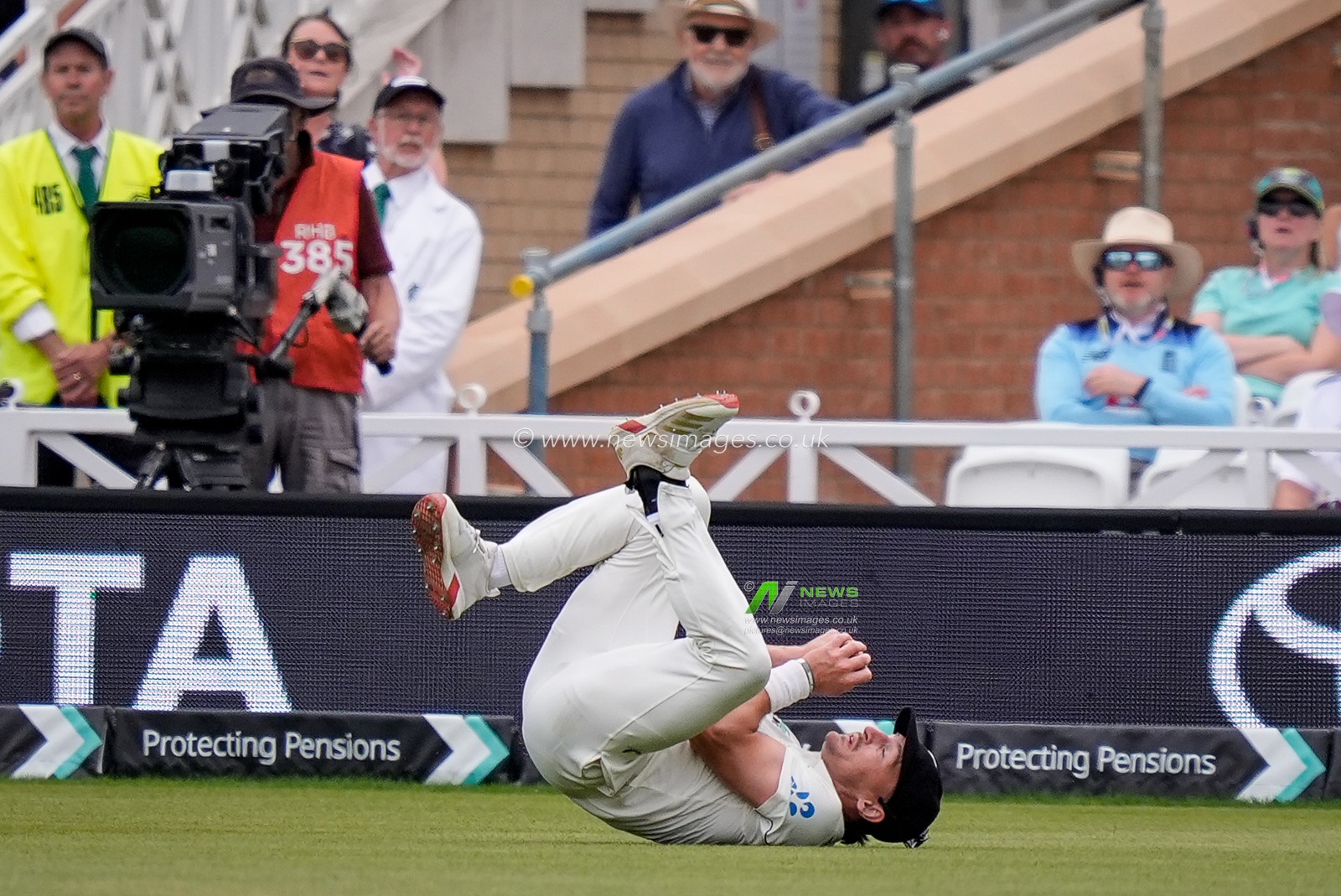 Nathan Smith of New Zealand takes a catch to dismiss Jamie Smith of England during the 3rd Rothesay Test Match Day 5 match England vs New Zealand at Trent Bridge, Nottingham, United Kingdom on 29 June 2026

(Photo by Maynard Manyowa/News Images)