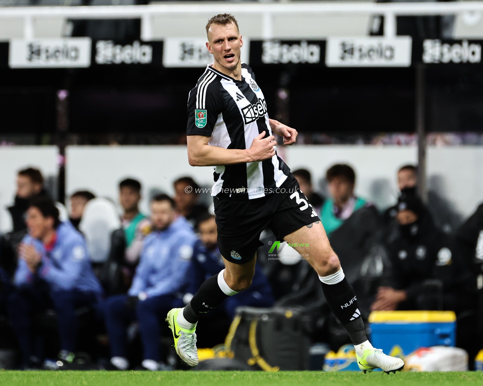 Dan Burn of Newcastle United during the Carabao Cup Quarter Final Newcastle United vs Brentford at St. James's Park, Newcastle, United Kingdom, 18th December 2024

(Photo by Mark Cosgrove/News Images)