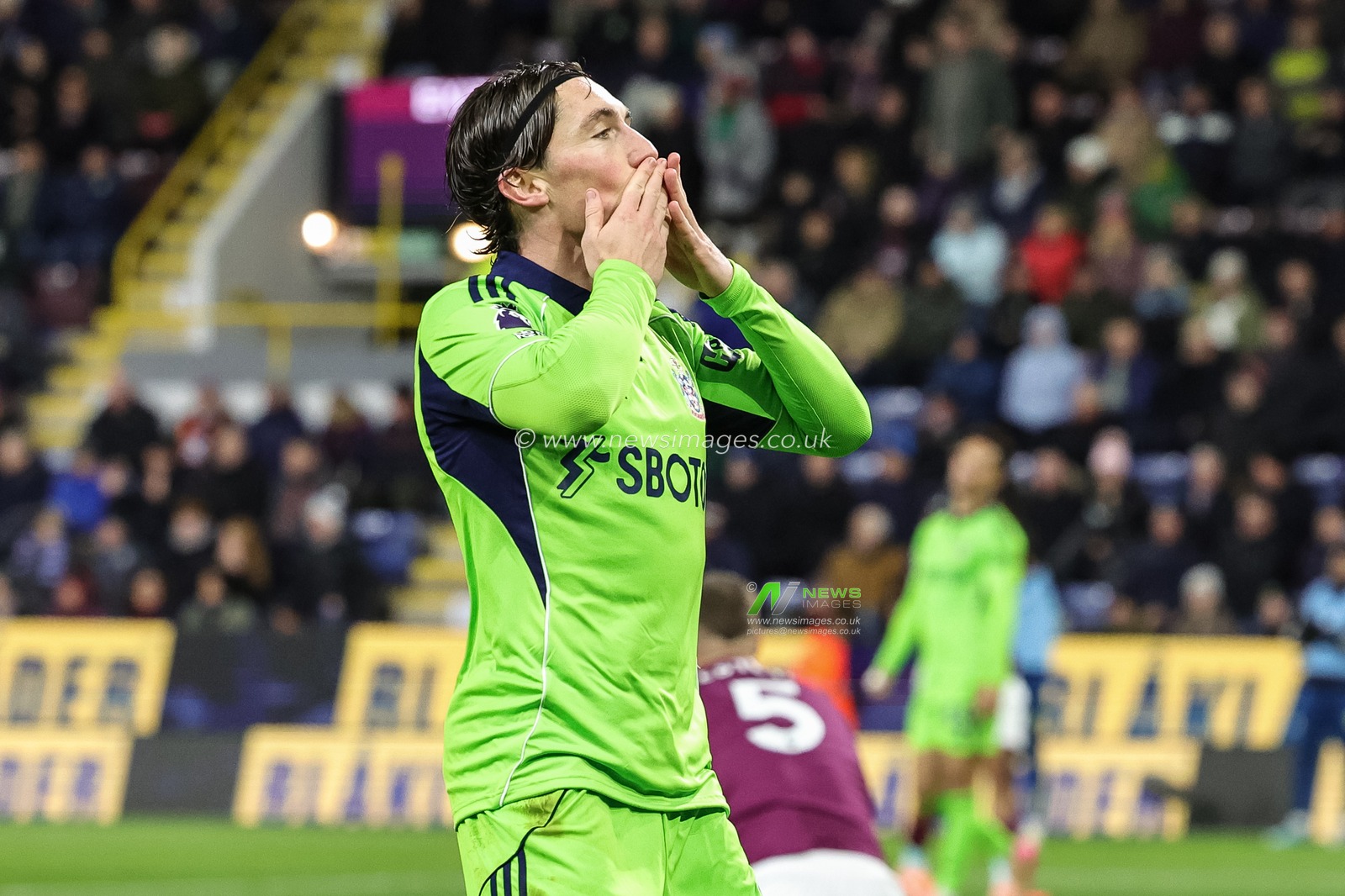 Harry Wilson of Fulham celebrates his goal to make it 1-3 during the Premier League match Burnley vs Fulham at Turf Moor, Burnley, United Kingdom, 13th December 2025

(Photo by Mark Cosgrove/News Images)

*** GER AUT SUI OUT ***