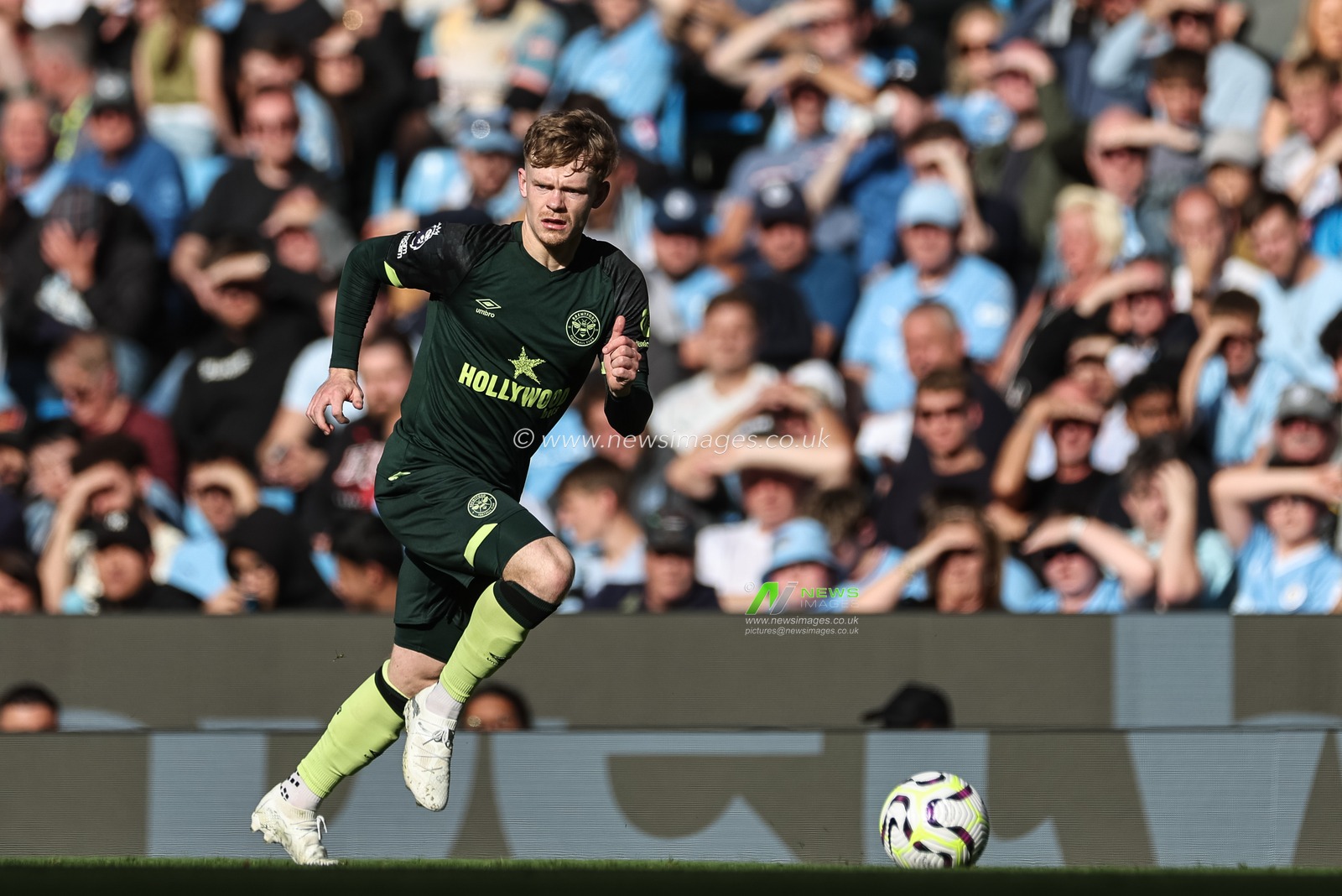 Keane Lewis-Potter of Brentford with the ball during the Premier League match Manchester City vs Brentford at Etihad Stadium, Manchester, United Kingdom, 14th September 2024

(Photo by Mark Cosgrove/News Images)
