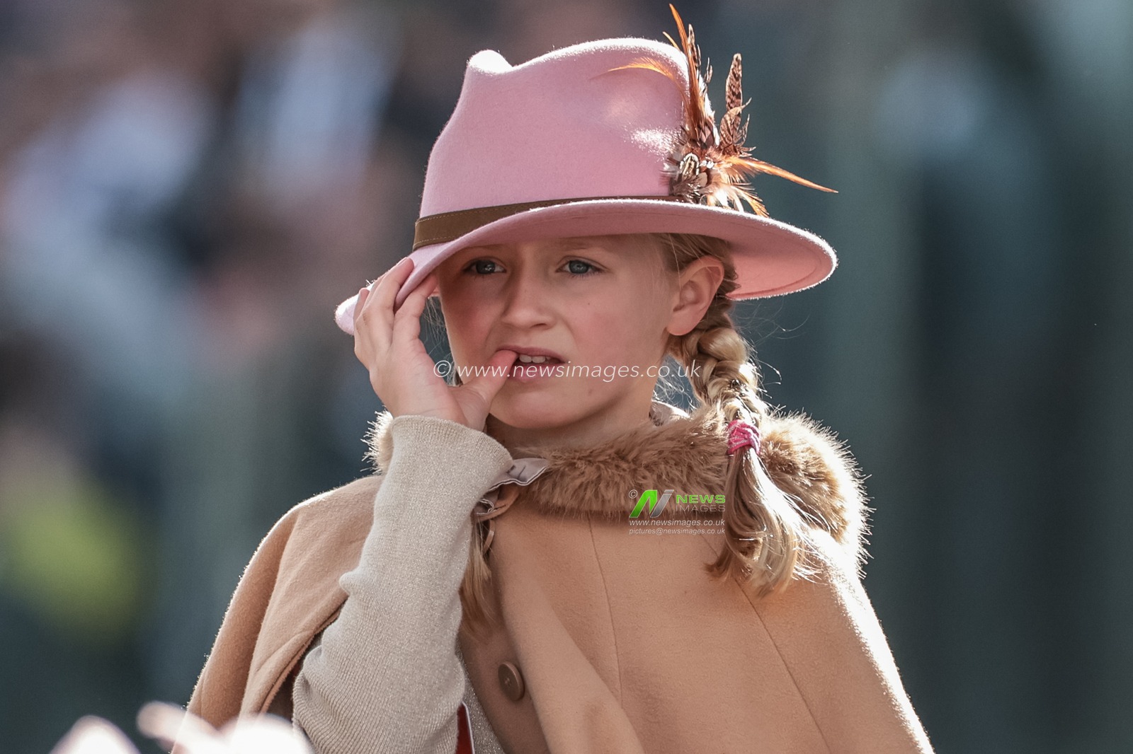 A young race-goer sits on her dads shoulders and watches 16:00 Randox Grand National Handicap Chase the during the 2026 Randox Grand National Day at Aintree Racecourse, Aintree, United Kingdom on 11 April 2026

(Photo by Mark Cosgrove/News Images)