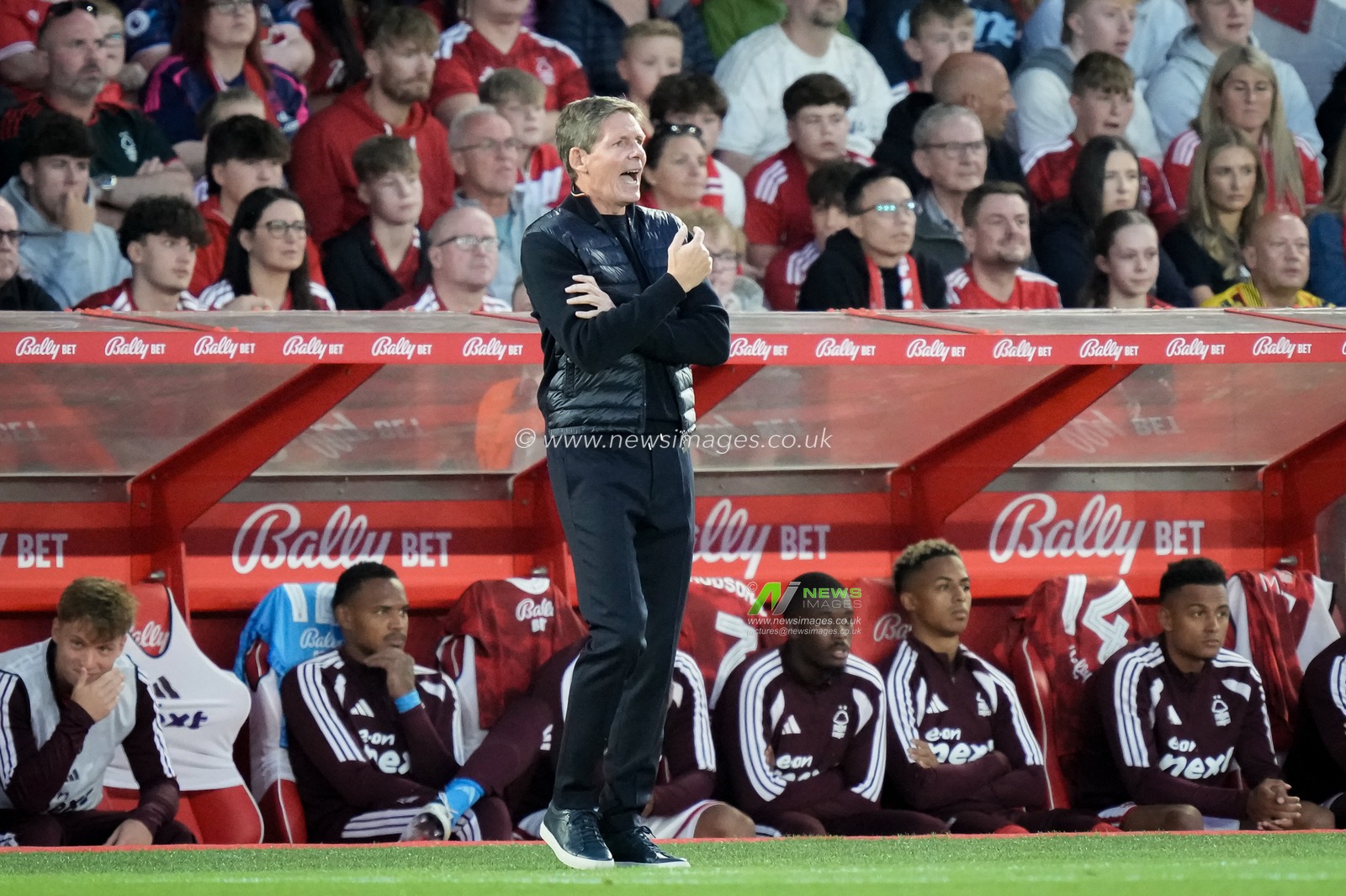Nottingham Forest manager Oliver Glasner gives his team instructions  during the Carabao Cup round 2 match Nottingham Forest vs Leeds Rhinos at City Ground, Nottingham, United Kingdom on 25 August 2026

(Photo by Maynard Manyowa/News Images)