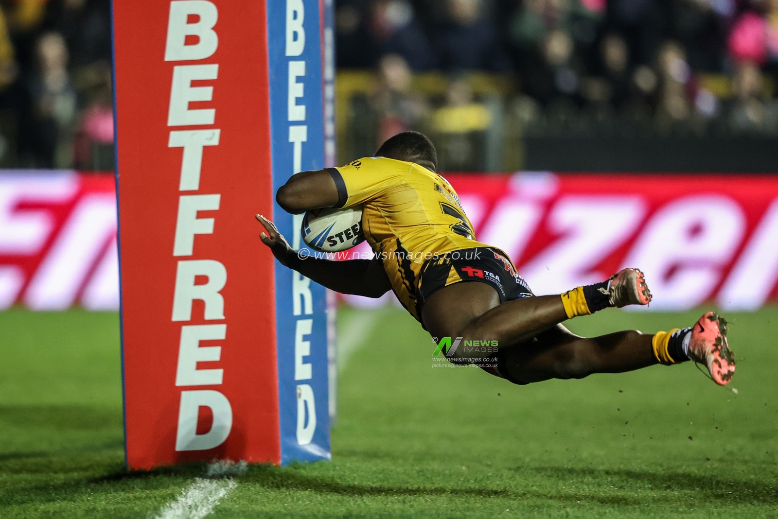 Muizz Mustapha of Castleford Tigers goes over for a try during the Betfred Super League Round 4 match Castleford Tigers vs Salford Red Devils at The Mend-A-Hose Jungle, Castleford, United Kingdom, 7th March 2025

(Photo by Alfie Cosgrove/News Images)