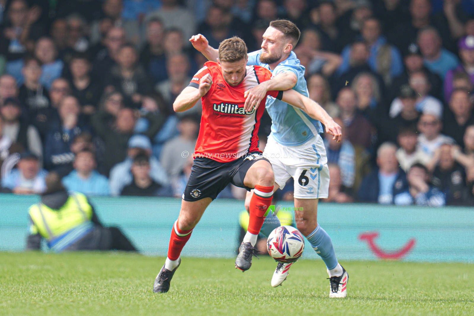 Matt Grimes of Coventry City fouls Jordan Clark of Luton Town during the Sky Bet Championship match Luton Town vs Coventry City at Kenilworth Road, Luton, United Kingdom, 26th April 2025

(Photo by Harvey Murphy/News Images)