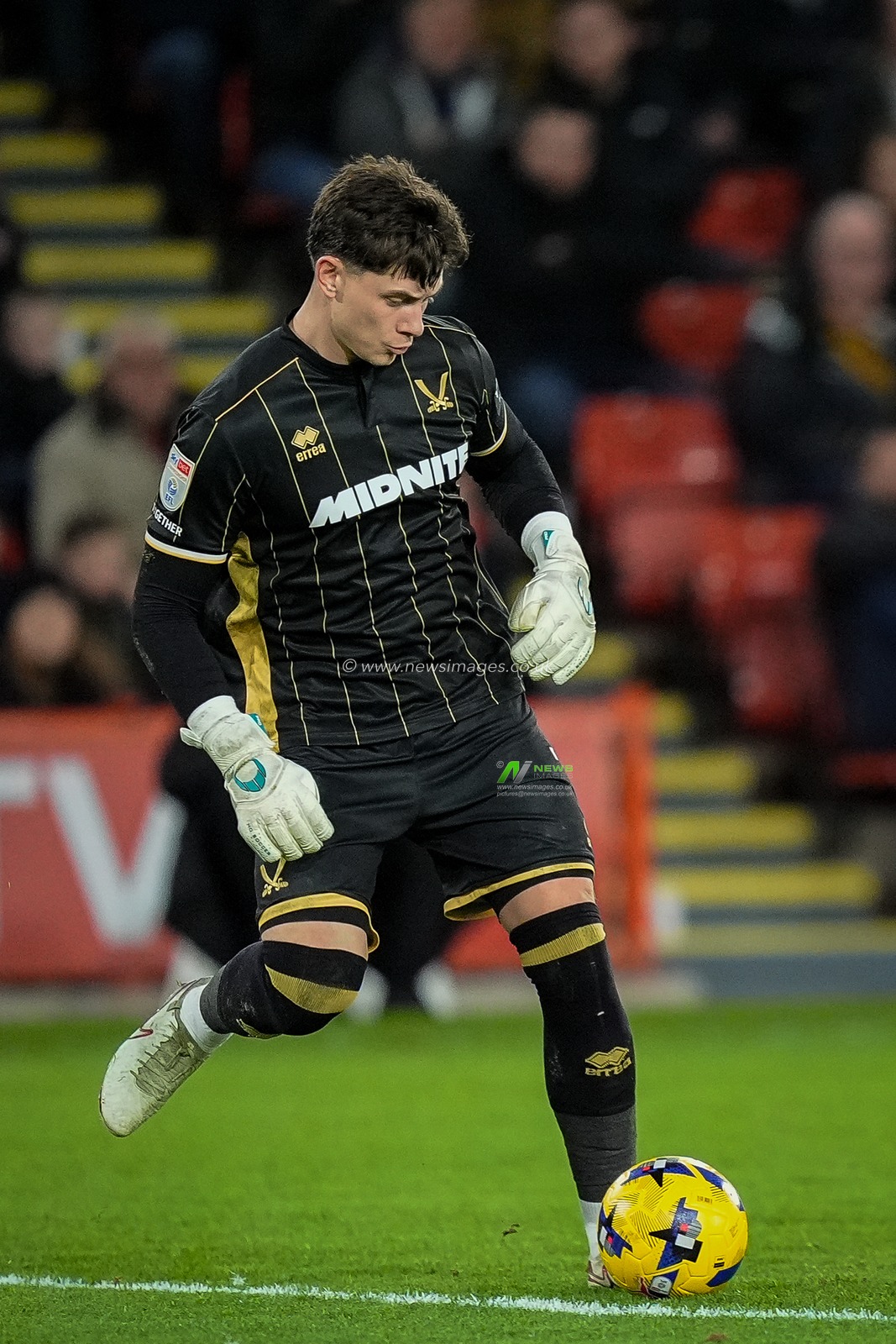 Sheffield goalkeeper United Michael Cooper during the Sky Bet Championship match Sheffield United vs Norwich City at Bramall Lane, Sheffield, United Kingdom, 9th December 2025

(Photo by Maynard Manyowa/News Images)

*** GER AUT SUI OUT ***