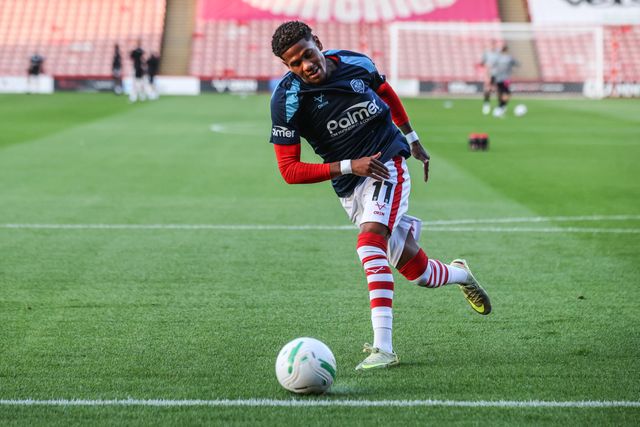 Tyrese Noslin of Barnsley in the pregame warmup session during the Carabao Cup round 2 match Barnsley vs Crewe Alexandra at Oakwell, Barnsley, United Kingdom on 25 August 2026

(Photo by Alfie Cosgrove/News Images)