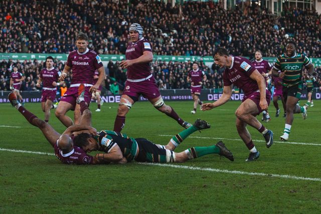 Josh Kemeny of Northampton Saints dives over for Saints bonus point try during the Gallagher Premiership match Northampton Saints vs Sale Sharks at Cinch Stadium at Franklin's Gardens, Northampton, United Kingdom, 20th December 2025

(Photo by Craig Evans/News Images)

*** GER AUT SUI OUT ***