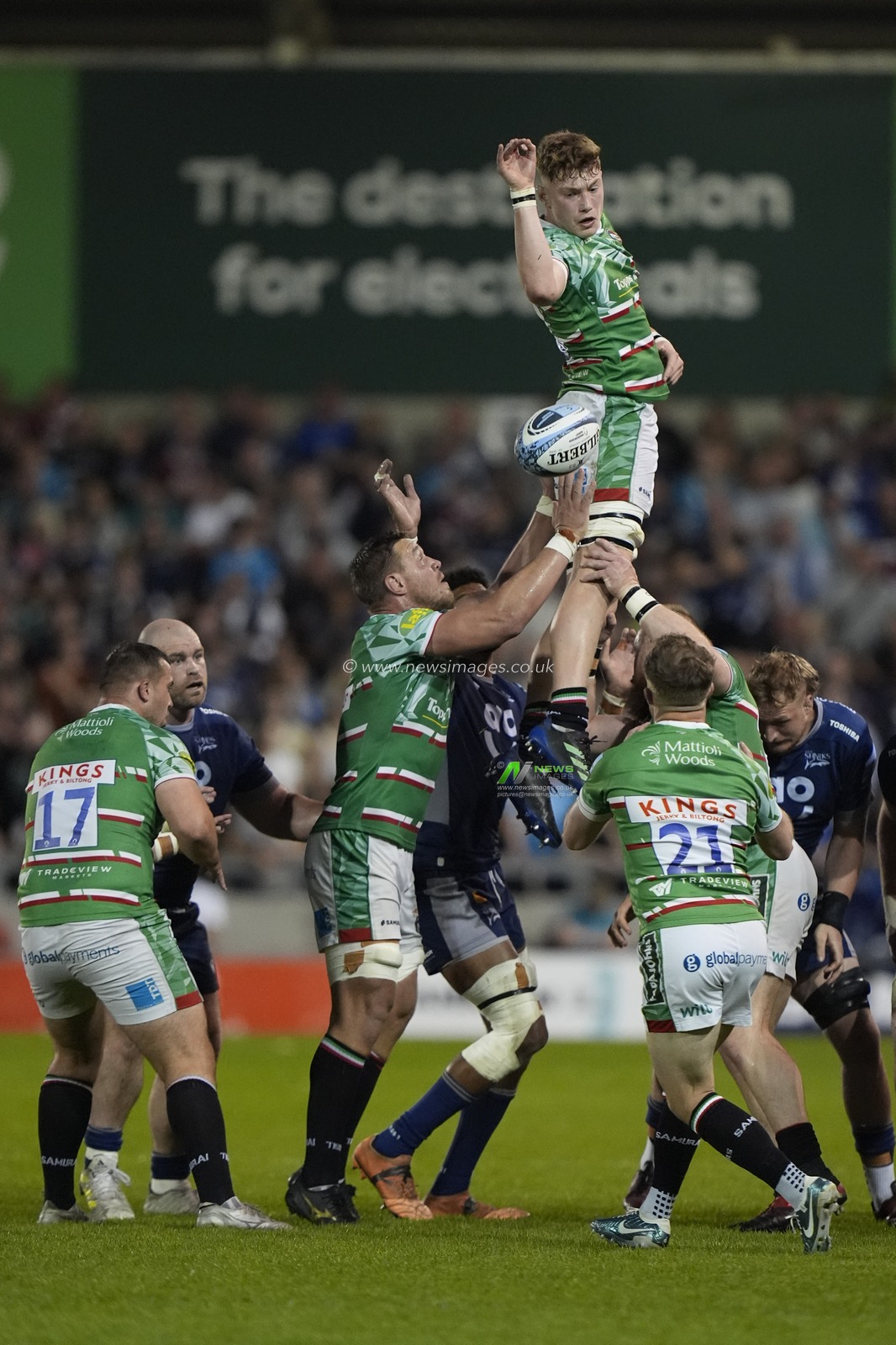 Leicester Tigers Olly Cracknell feed the ball from a line out during the Gallagher Premiership match Sale Sharks vs Leicester Tigers at Salford Community Stadium, Eccles, United Kingdom, 10th May 2024

(Photo by Steve Flynn/News Images)