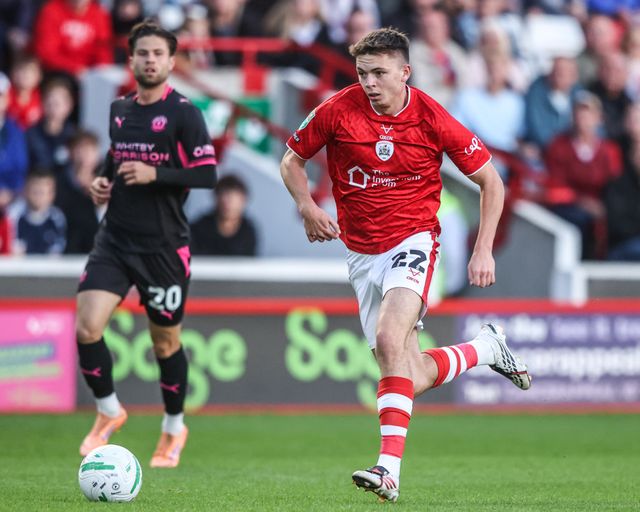 Patrick Kelly of Barnsley breaks with the ball during the Carabao Cup round 2 match Barnsley vs Crewe Alexandra at Oakwell, Barnsley, United Kingdom on 25 August 2026

(Photo by Alfie Cosgrove/News Images)