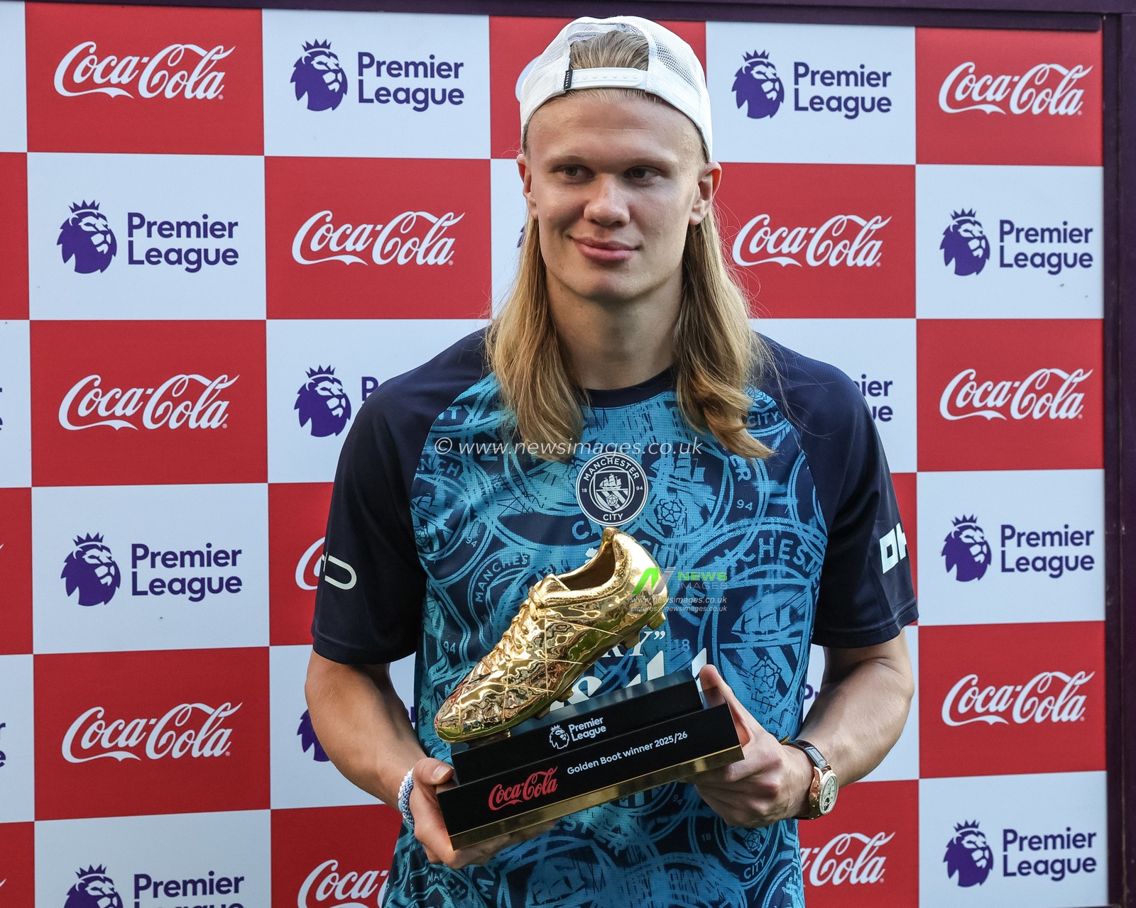 Erling Haaland of Manchester City receives the Golden Boot winner 2025/26 trophy during the Premier League match Manchester City vs Aston Villa at Etihad Stadium, Manchester, United Kingdom on 24 May 2026

(Photo by Mark Cosgrove/News Images)