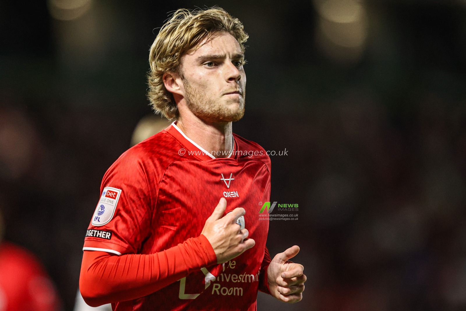 Luca Connell of Barnsley during the Sky Bet League One match Barnsley vs Blackpool at Oakwell, Barnsley, United Kingdom on 02 September 2026

(Photo by Alfie Cosgrove/News Images)
