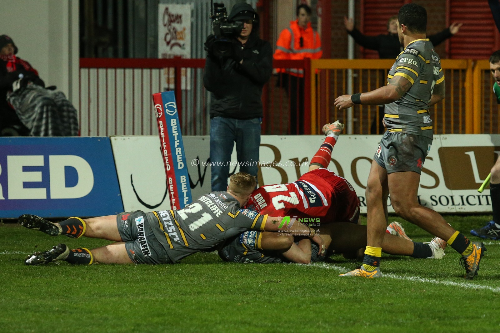 Sam Wood #24 of Hull KR goes over for his second try of the match