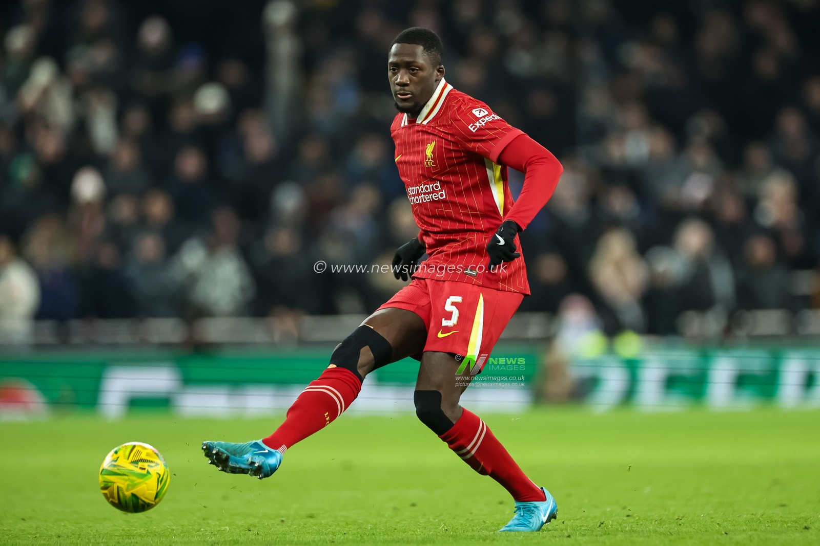 Ibrahima KonatÃ© of Liverpool passes the ball during the Carabao Cup Semi-Finals First Leg Tottenham Hotspur vs Liverpool at Tottenham Hotspur Stadium, London, United Kingdom, 8th January 2025

(Photo by Mark Cosgrove/News Images)