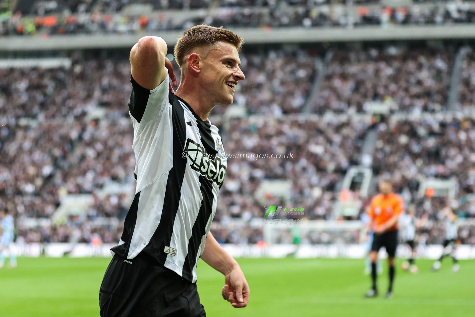 Harvey Barnes of Newcastle United celebrates his goal to make it 1-0 during the Premier League match Newcastle United vs Tottenham Hotspur at St. James's Park, Newcastle, United Kingdom, 1st September 2024

(Photo by Mark Cosgrove/News Images)