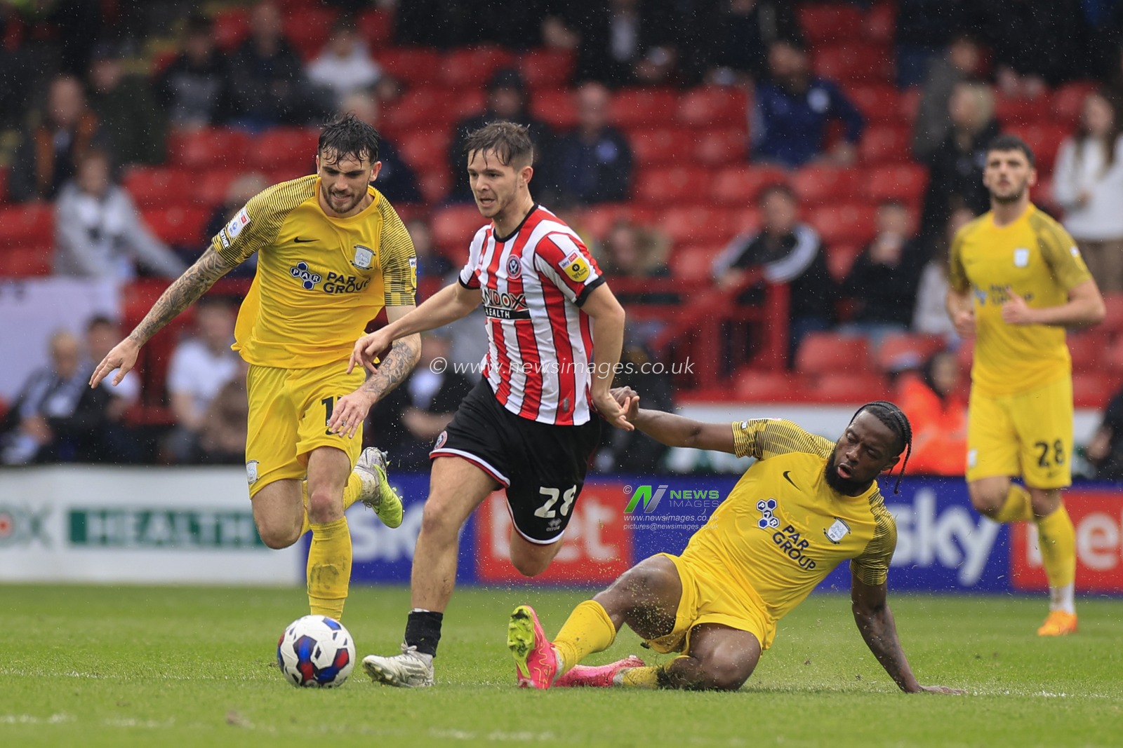 James McAtee #28 of Sheffield United escapes a tackle by Joshua Onomah #17 of Preston North End during the Sky Bet Championship match Sheffield United vs Preston North End at Bramall Lane, Sheffield, United Kingdom, 29th April 2023

(Photo by Conor Molloy/News Images)