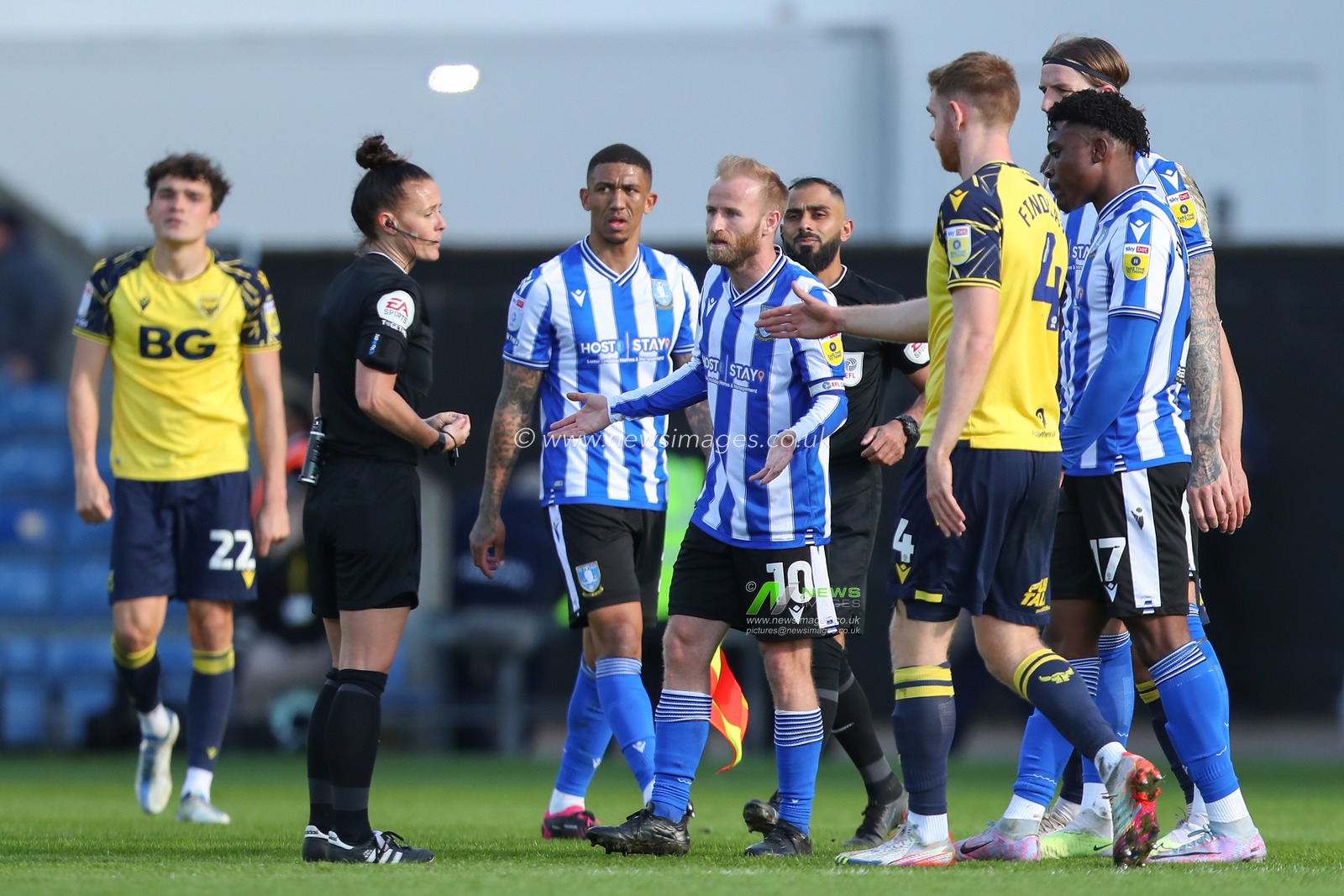 Barry Bannan #10 of Sheffield Wednesday appeals to referee Rebecca Welch during the Sky Bet League 1 match Oxford United vs Sheffield Wednesday at Kassam Stadium, Oxford, United Kingdom, 7th April 2023

(Photo by Gareth Evans/News Images)