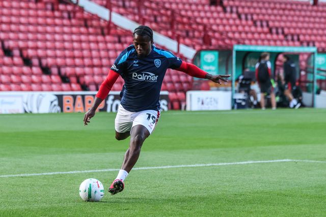 Reyes Cleary of Barnsley in the pregame warmup session during the Carabao Cup round 2 match Barnsley vs Crewe Alexandra at Oakwell, Barnsley, United Kingdom on 25 August 2026

(Photo by Alfie Cosgrove/News Images)
