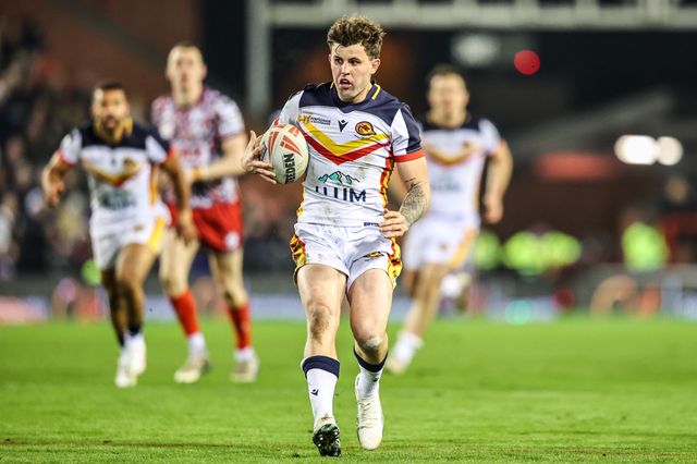 Toby Sexton of Catalans Dragons breaks with the ball during the Betfred Super League match Leigh Leopards vs Catalans Dragons at Leigh Sports Village, Leigh, United Kingdom on 06 March 2026

(Photo by Alfie Cosgrove/News Images)