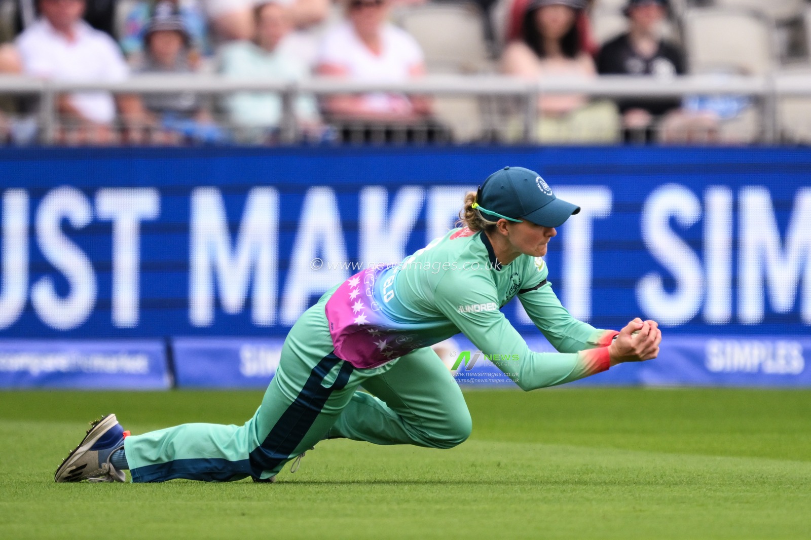 Paige Scholfield of Oval Invincibles catches Emma Lamb of Manchester Orignals off the bowling of Mady Villiers of Oval Invincibles during the The Hundred match Manchester Originals Women vs Oval Invincibles Women at Old Trafford, Manchester, United Kingdom, 6th August 2024

(Photo by Craig Thomas/News Images)