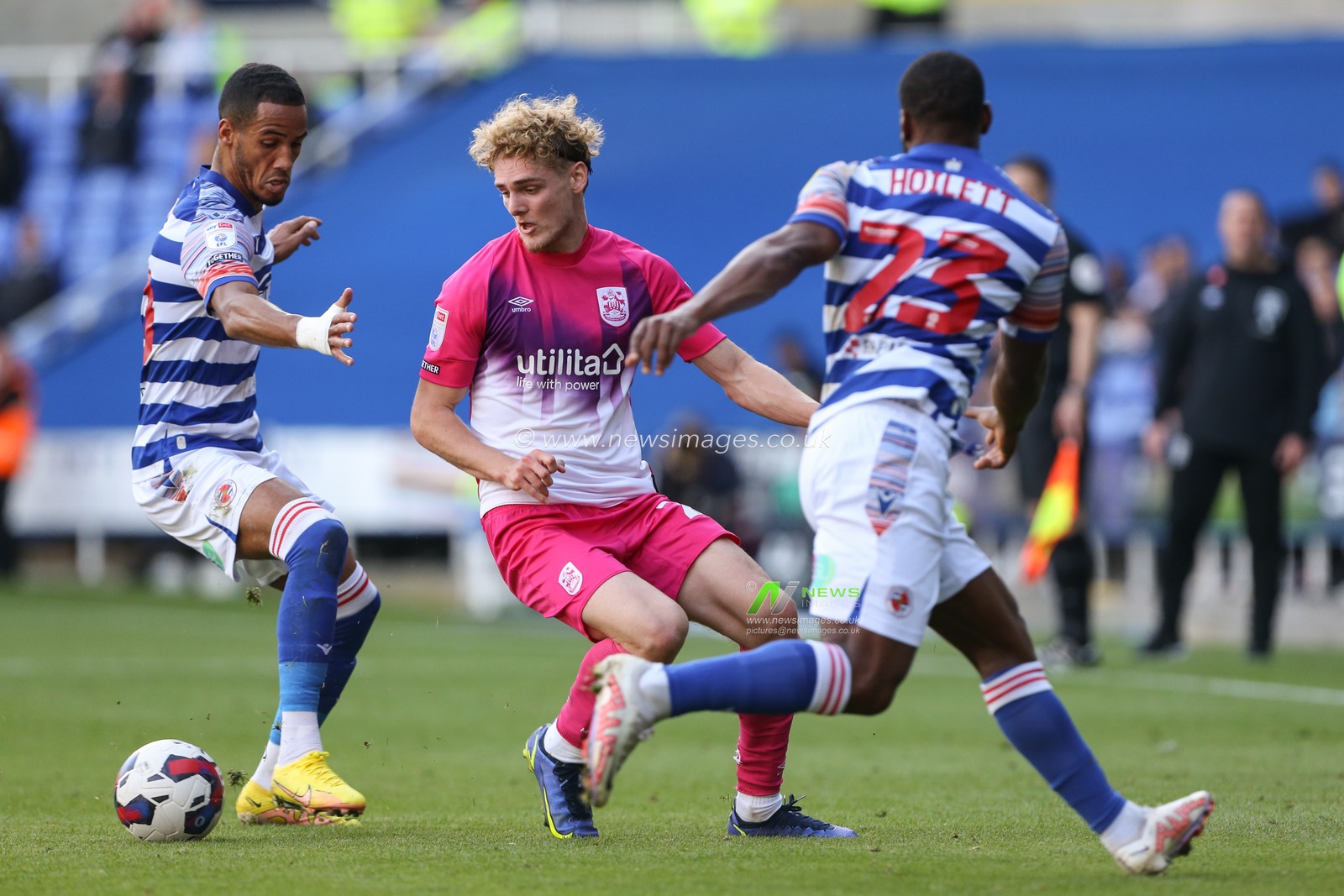 Jack Rudoni #22 of Huddersfield Town turns on the ball during the Sky Bet Championship match Reading vs Huddersfield Town at Select Car Leasing Stadium, Reading, United Kingdom, 1st October 2022

(Photo by Arron Gent/News Images)